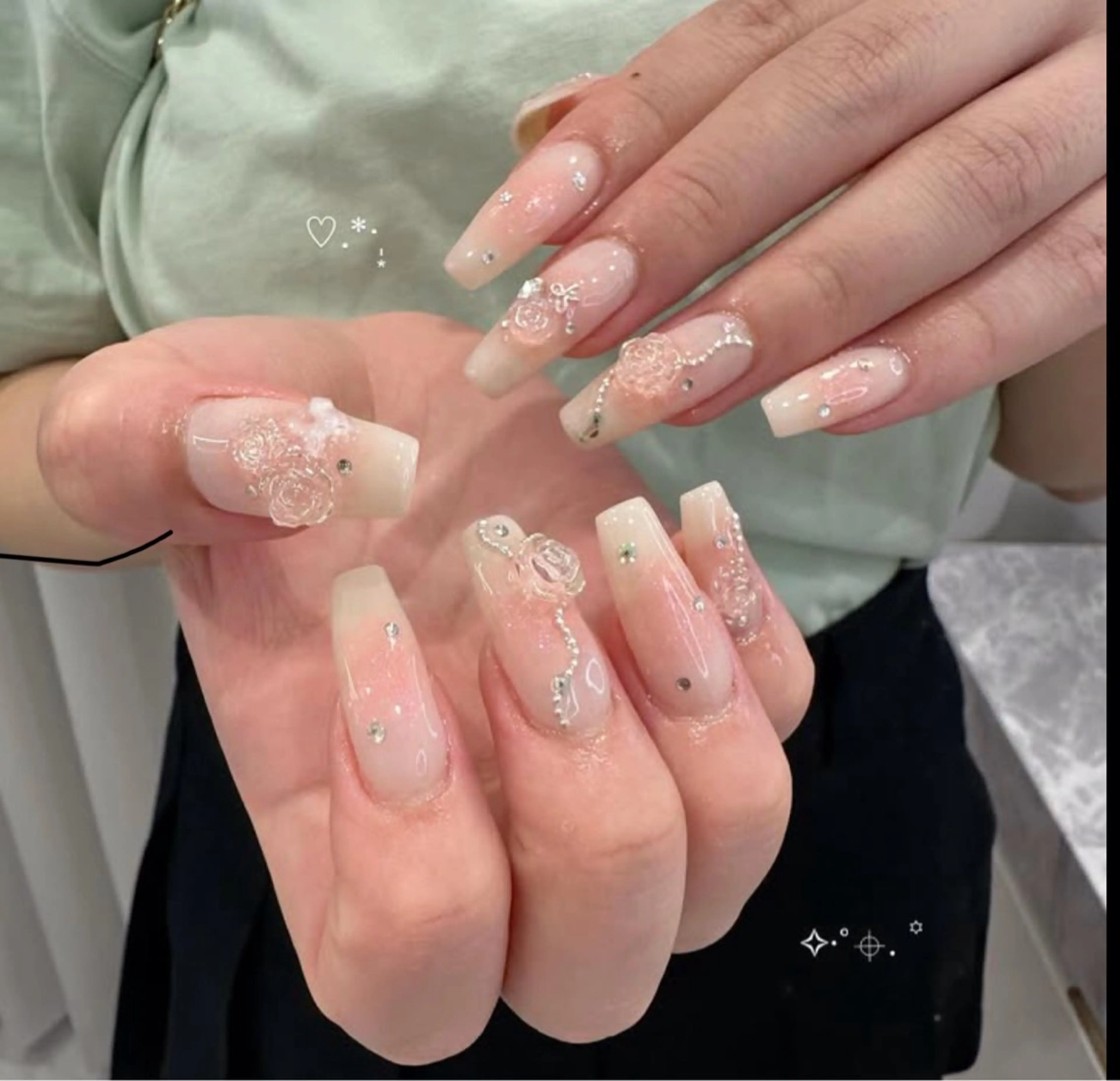 ネイル 長さ出し グラデーション キラキラネイル 韓国ネイル ラメ(グリッター) ハンドネイル ハンドケア Chisa Nail Studio所属・チ サのネイルデザイン