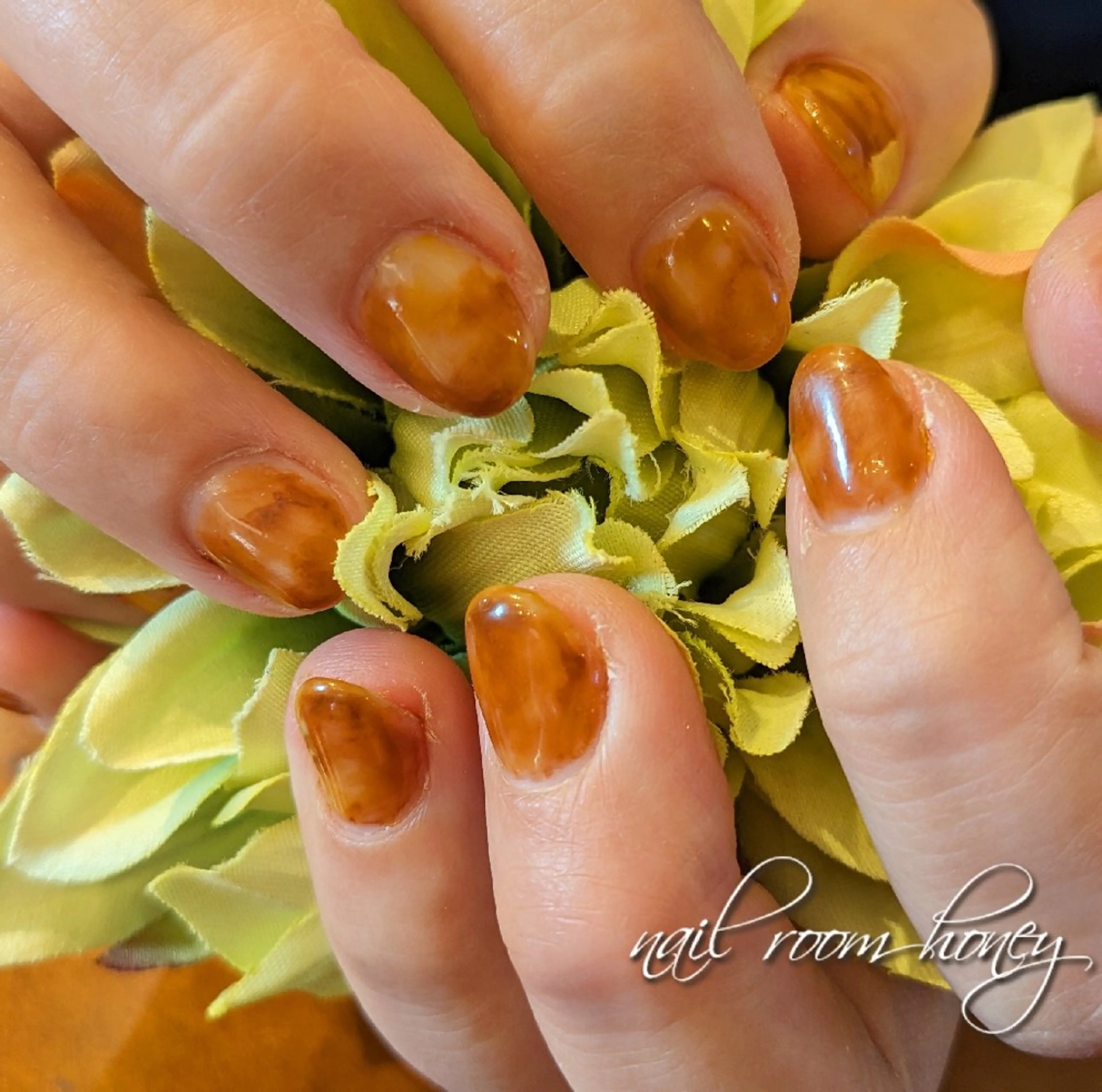 ネイル べっ甲ネイル ブラウン ニュアンスネイル ハンドネイル nail room  honeyのネイルデザイン