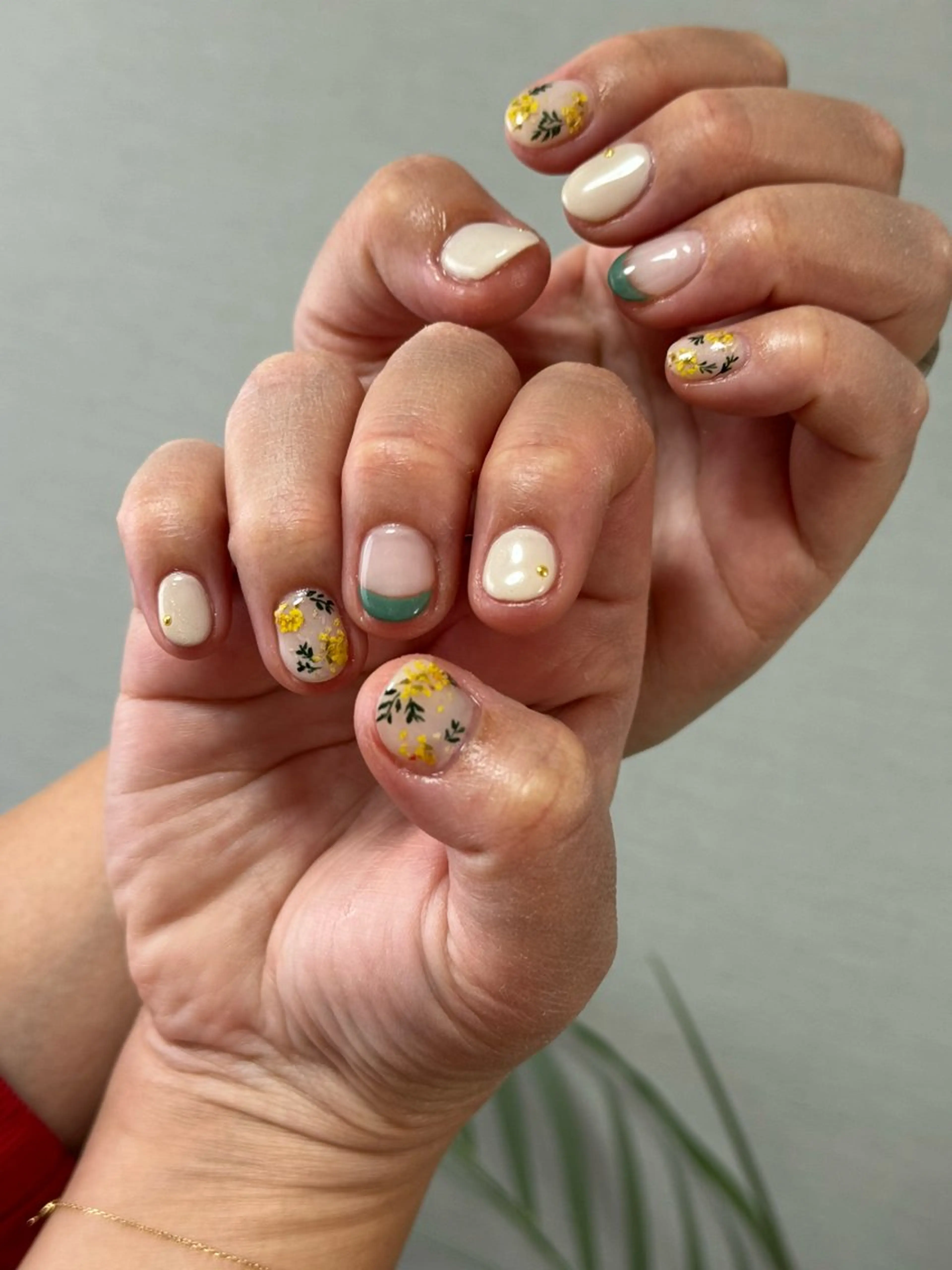 ネイル フレンチネイル ジェルネイル 持ち込み パラジェル ショートネイル ハンドネイル flowers nailのネイルデザイン