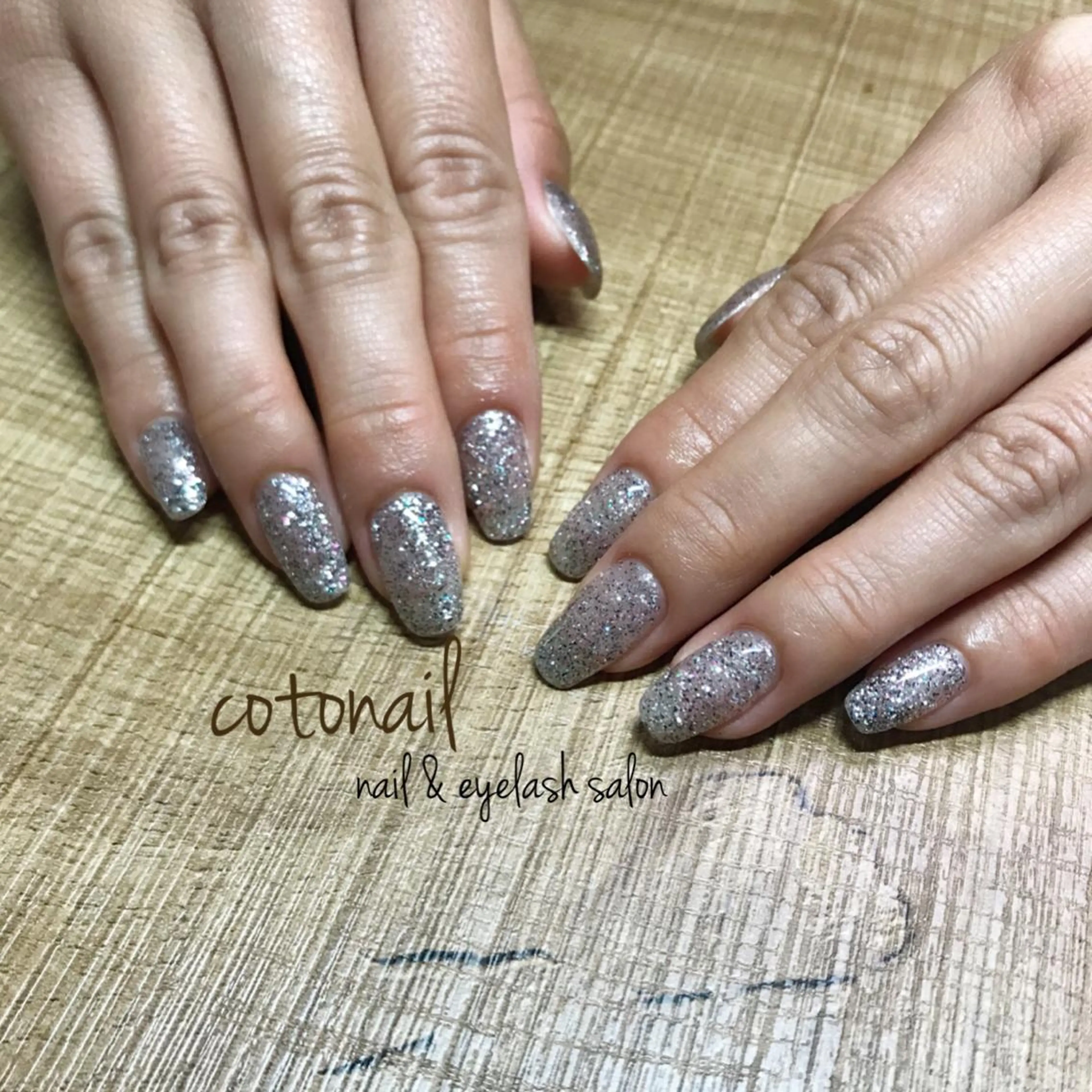 ミディアム ネイル ハンドネイル ツメトマツゲ .のネイルデザイン