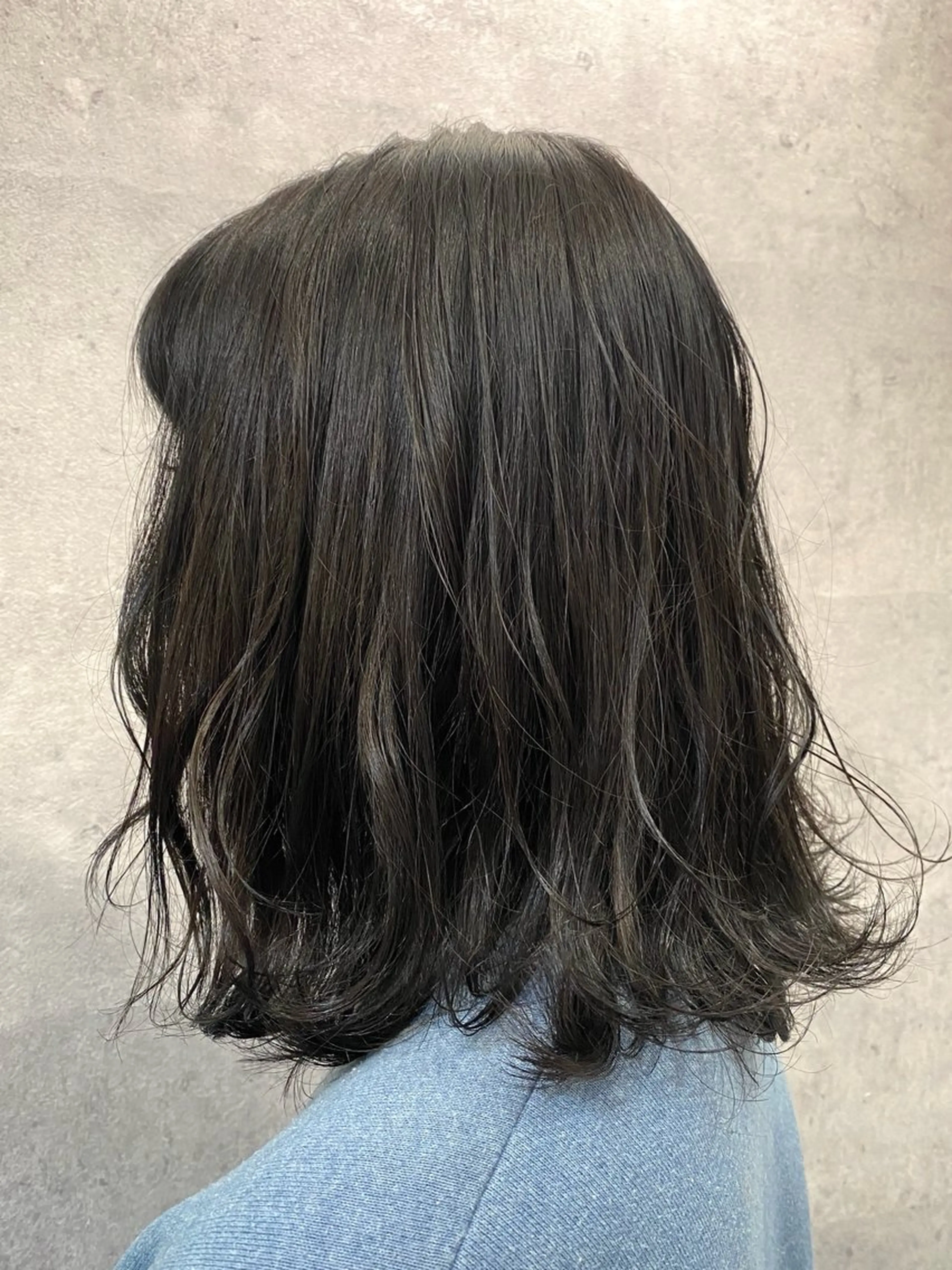 ミディアム カラー アッシュ アッシュグレー 透明感カラー イルミナカラー カット ヘアカラー トリートメント LATTE所属・垢抜け顔周り／韓国 ヘア𝑺𝒂𝒌𝒊のヘアスタイル