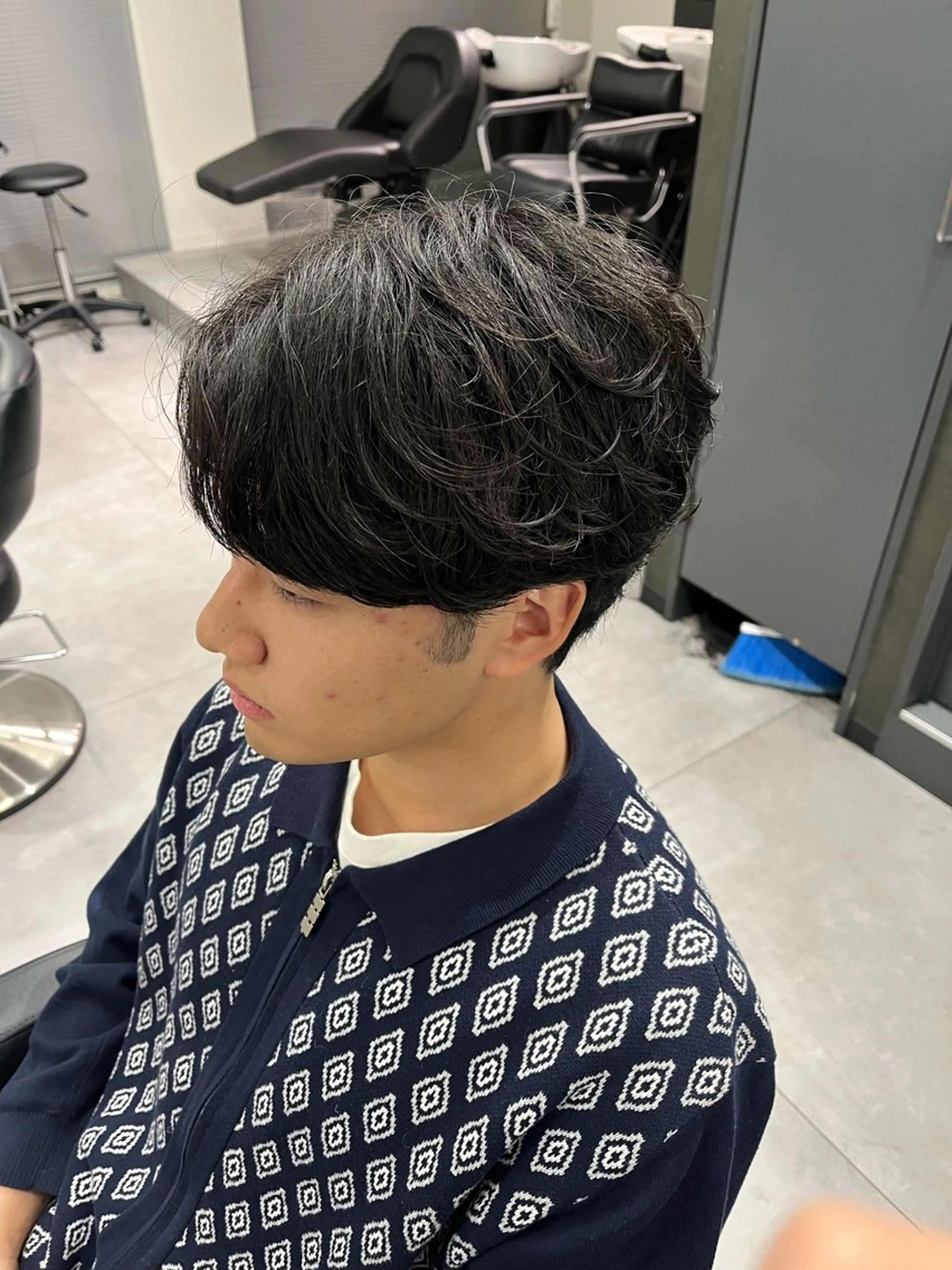 ミディアム パーマ メンズ ミディアムパーマ メンズパーマ シャドーパーマ カット パーマ 🐦‍🔥フェザーパ ーマ🐦‍🔥きるやのヘアスタイル