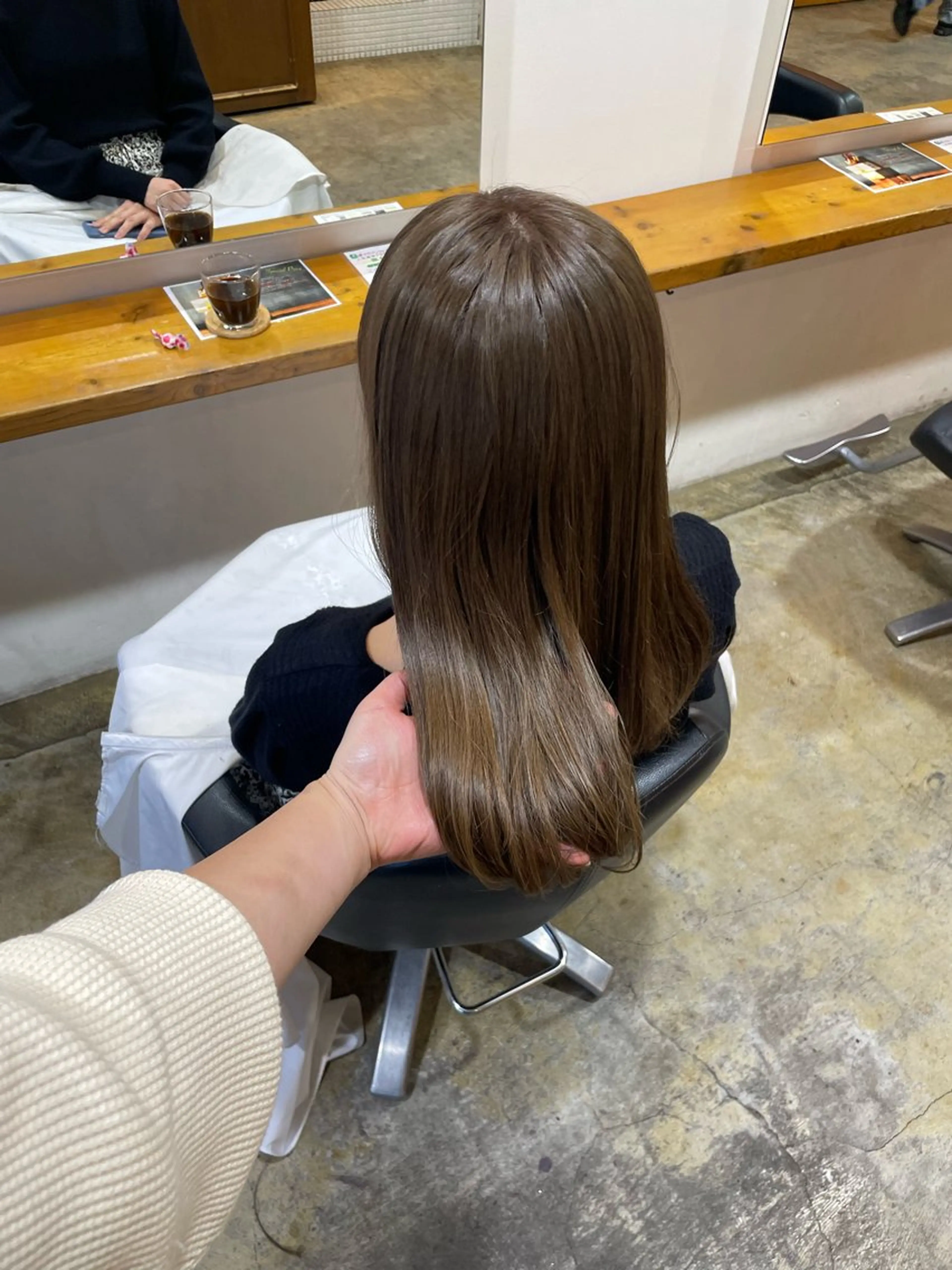 セミロング カラー グレージュ カット ヘアカラー トリートメント MIOベージュカラー 柔らかいカラーのヘアスタイル