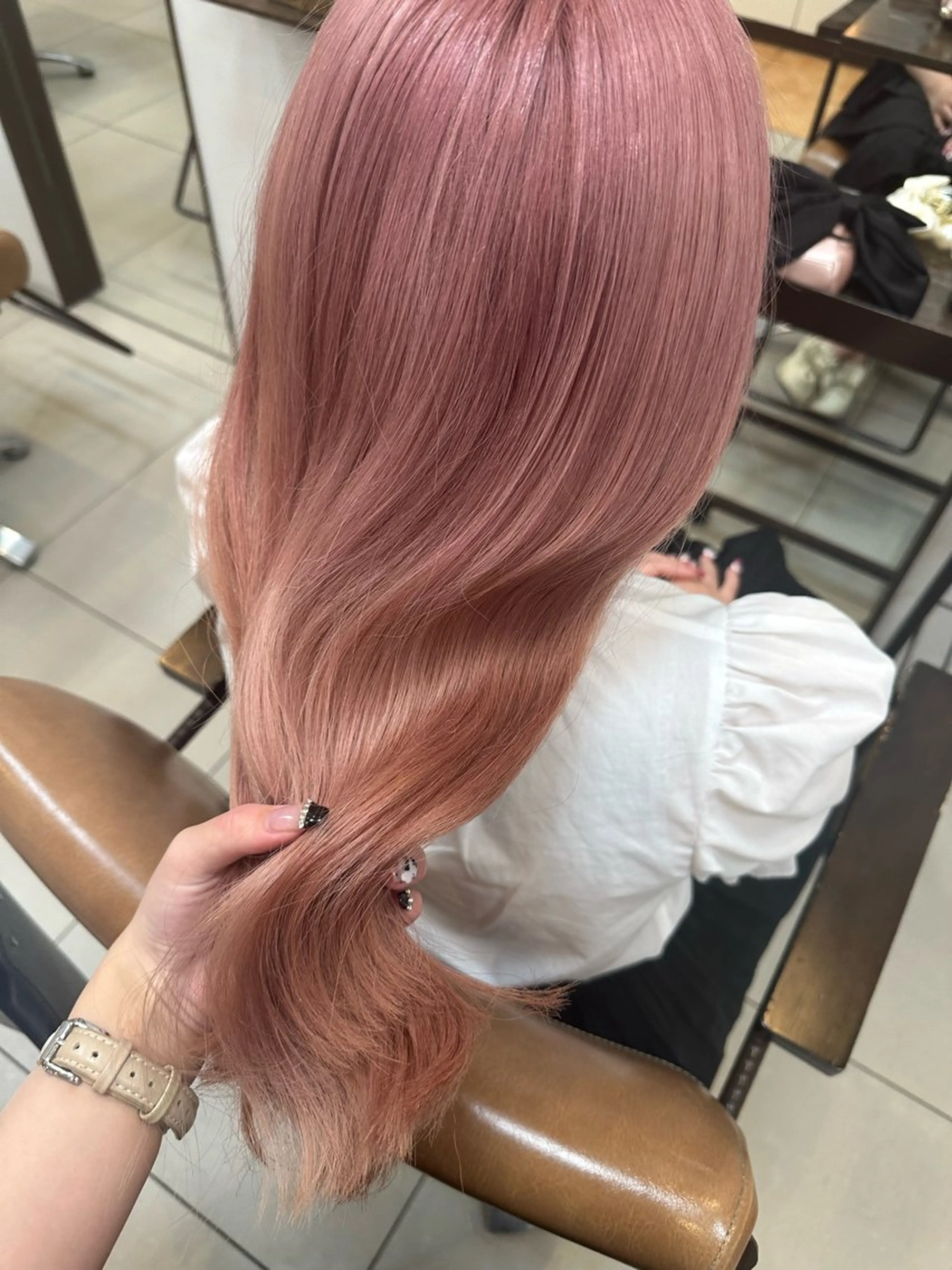 ロング カラー ヘアアレンジ ベージュカラー ブリーチ ケアブリーチ ハイトーンカラー ピンクカラー Cloe 梅田所属・🌼北口 絢🌼のヘアスタイル