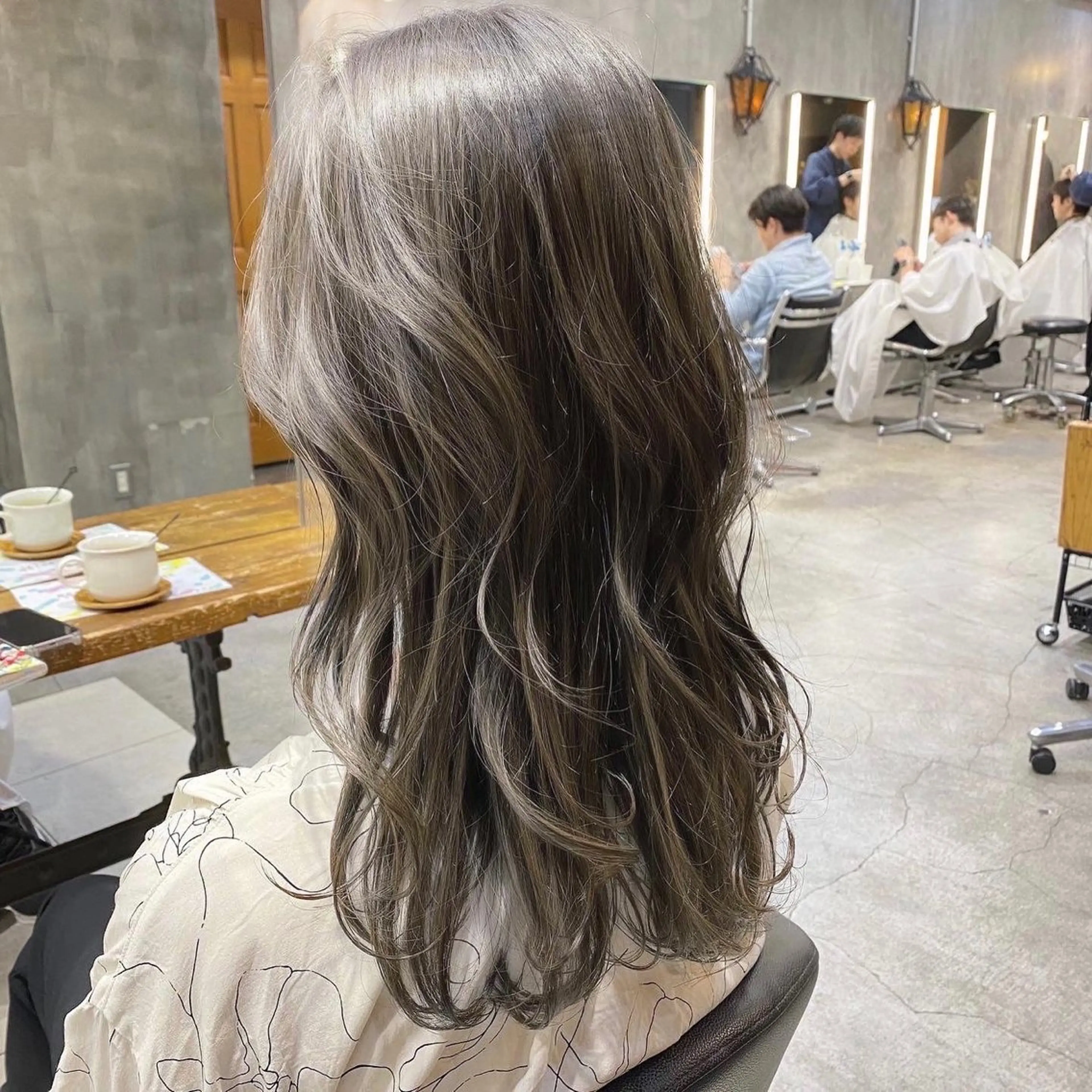 セミロング カラー グレージュ カーキグレージュ レイヤーカット カット ヘアカラー ブリーチなしダブル カラー🧸🐺陽介のヘアスタイル