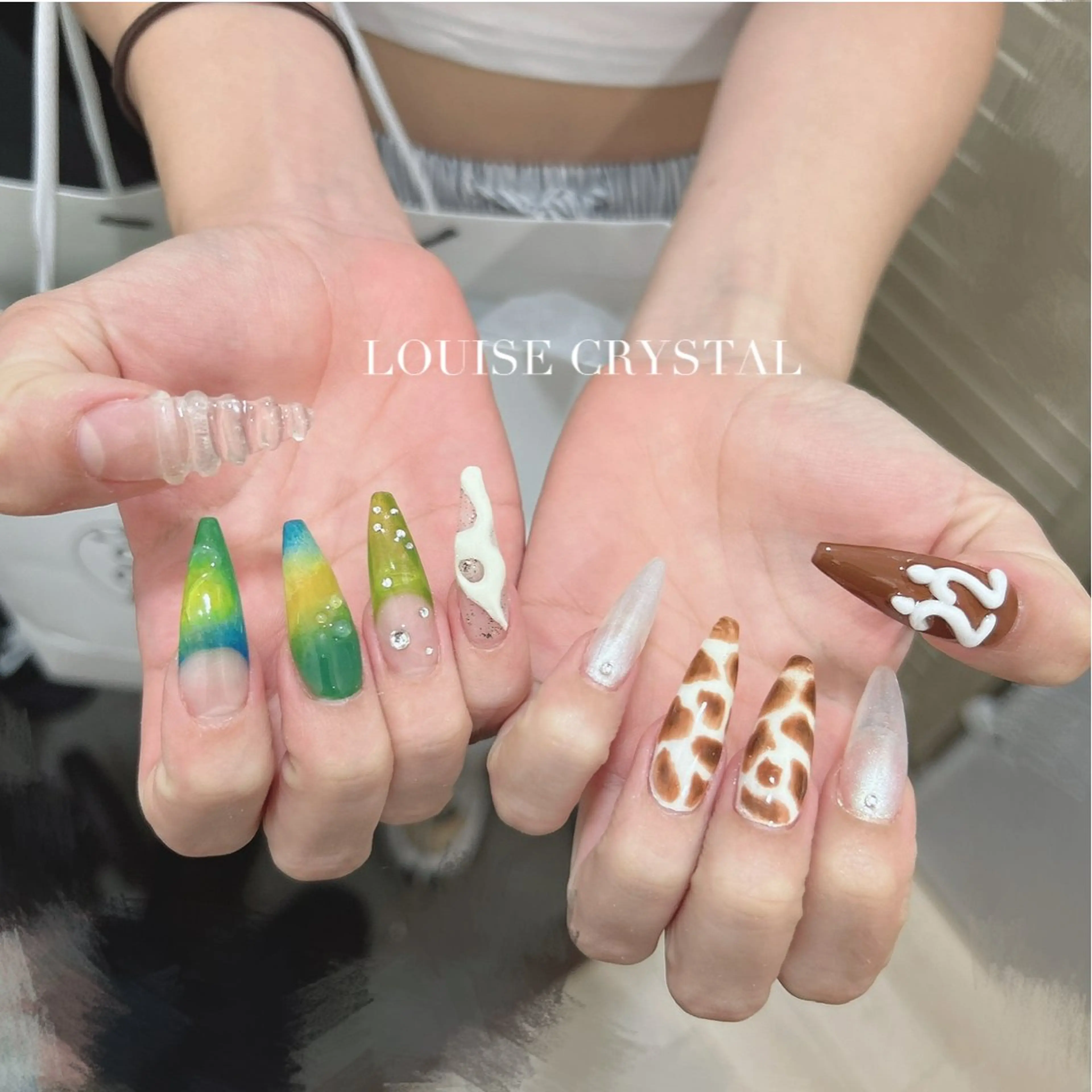 ネイル ロングネイル ハンドネイル LOUISE CRYSTALのネイルデザイン