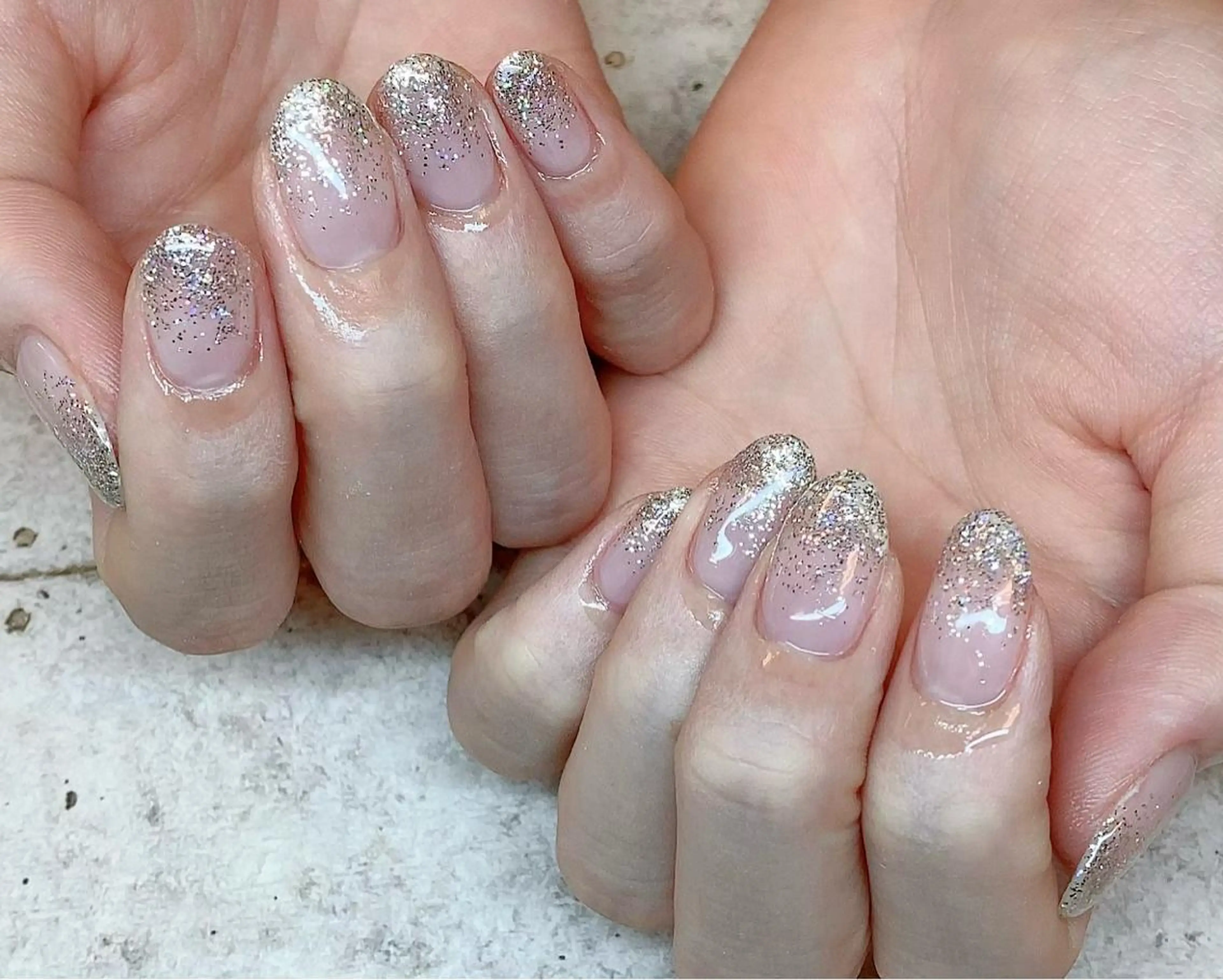 ミディアム カラー ネイル グラデーションカラー グラデーション ラメ(グリッター) ラメグラデーション ハンドネイル NailbyN所属・Nail_by N1のネイルデザイン