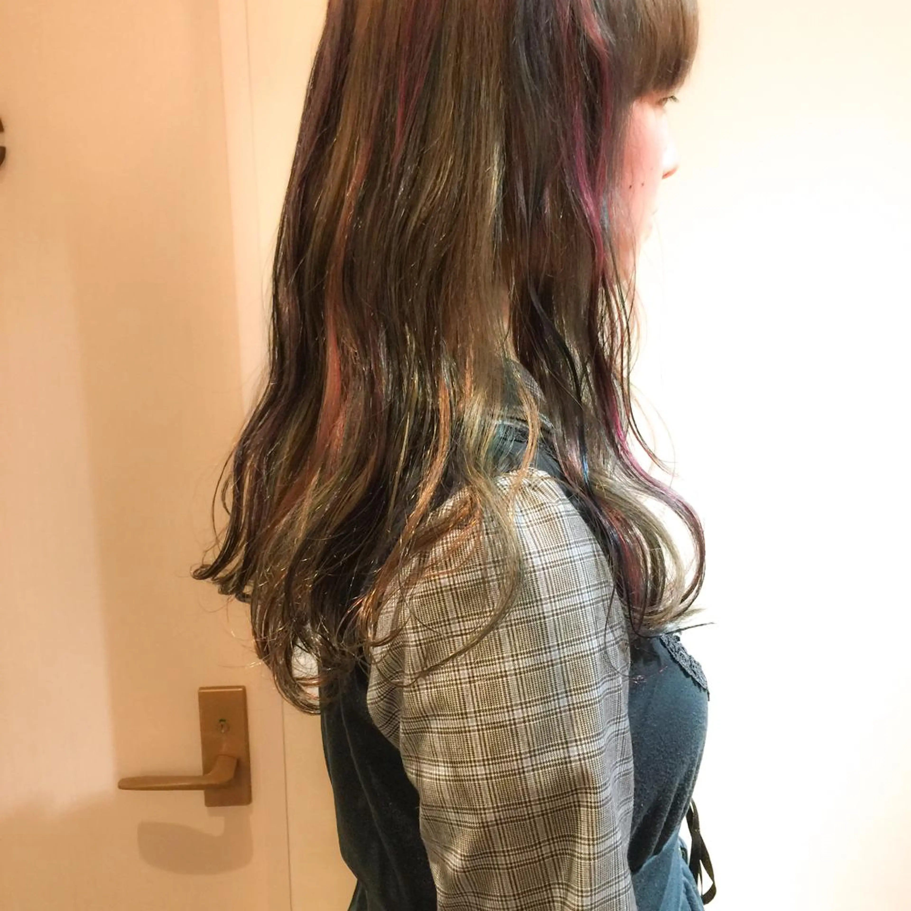 セミロング カラー ブリーチ ユニコーンカラー トリートメント ホワイト&レイヤーカ ットエクステ長畠俊輔のヘアスタイル