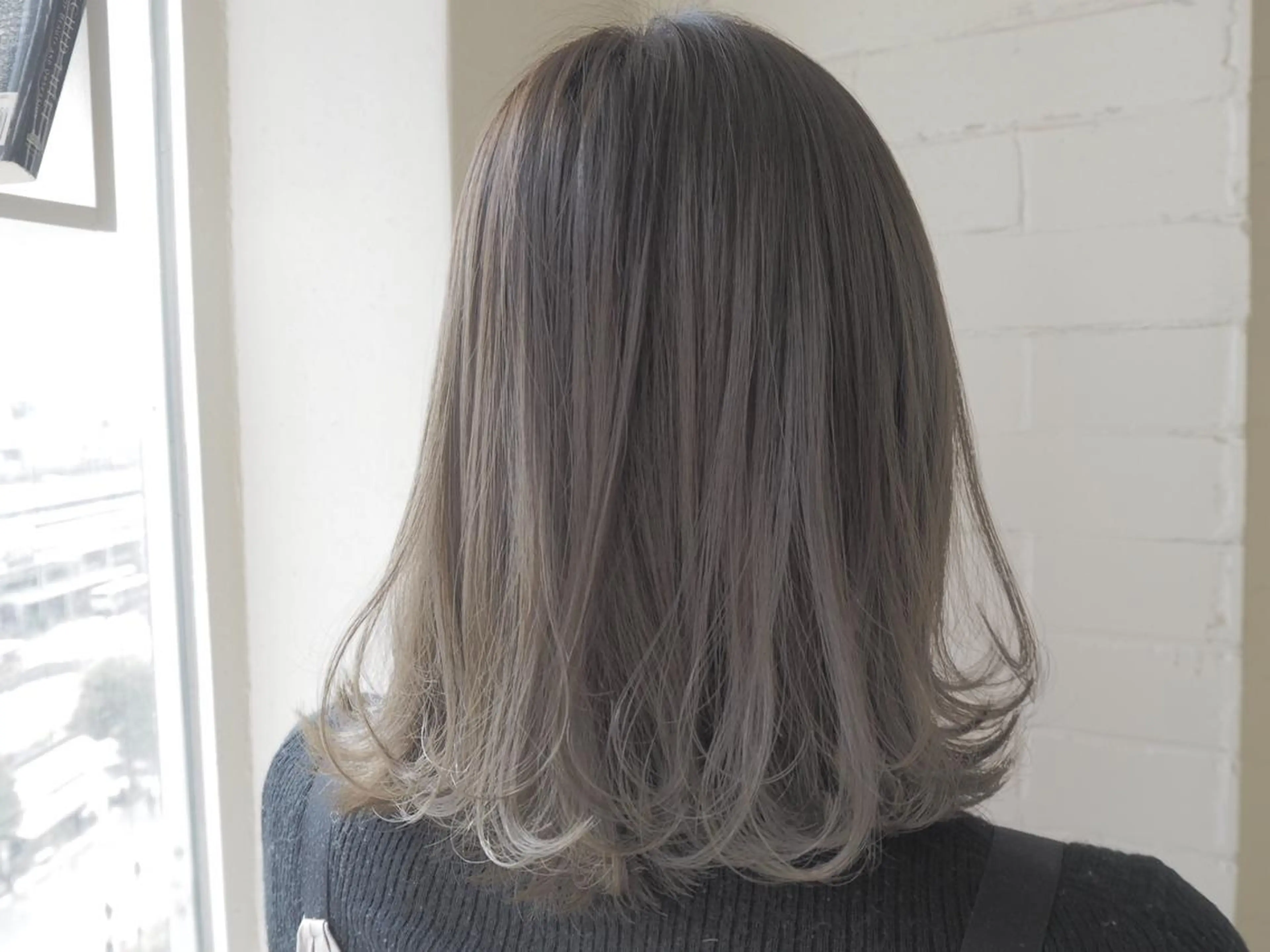 ミディアム カラー パーマ ヘアアレンジ 透明感カラー メンズハイトーン メンズバレイヤージュのヘアスタイル
