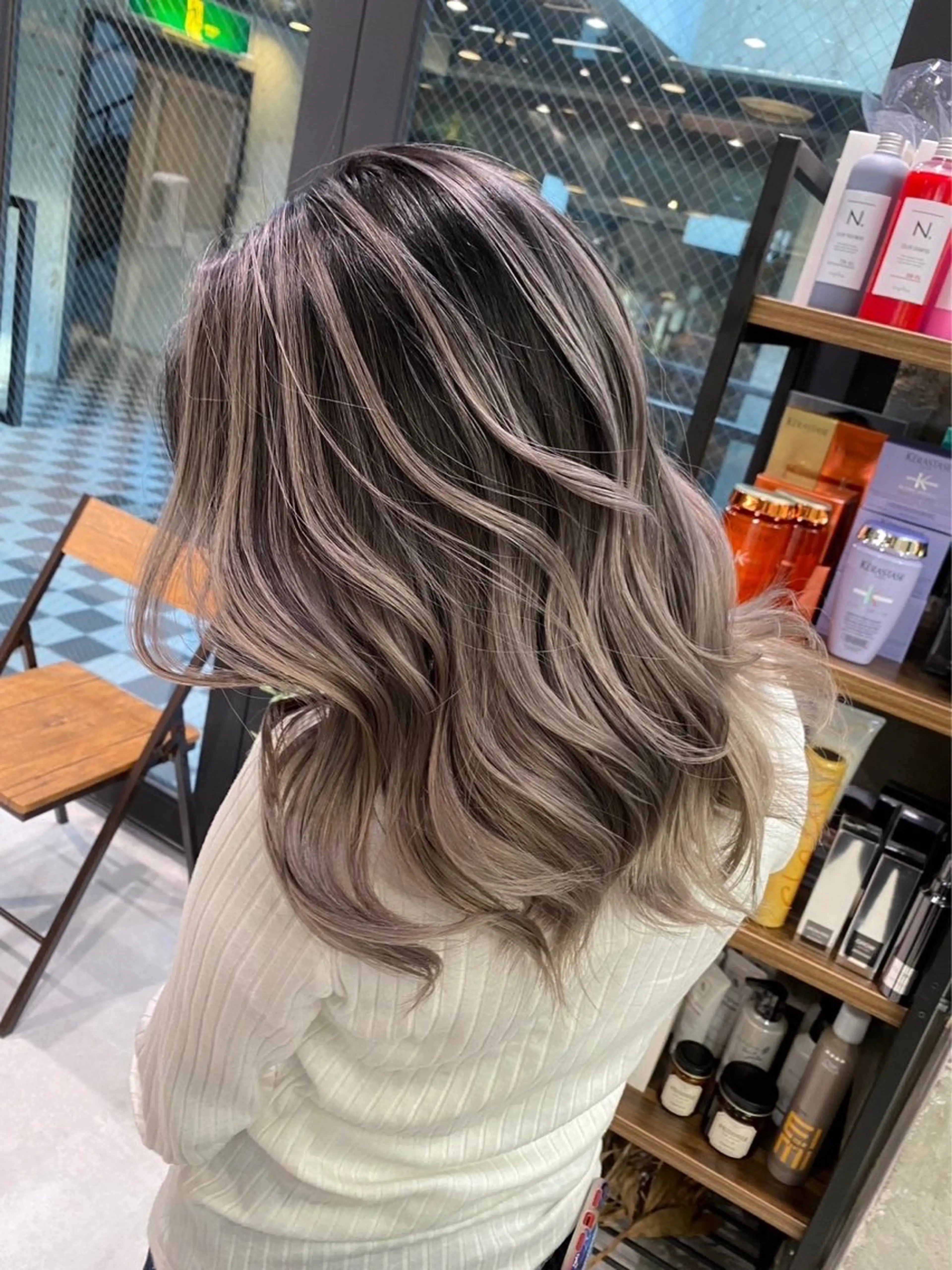 セミロング レイヤーカット 🫧ハイライトカラー 🫧 𝓜𝓘𝓤のヘアスタイル