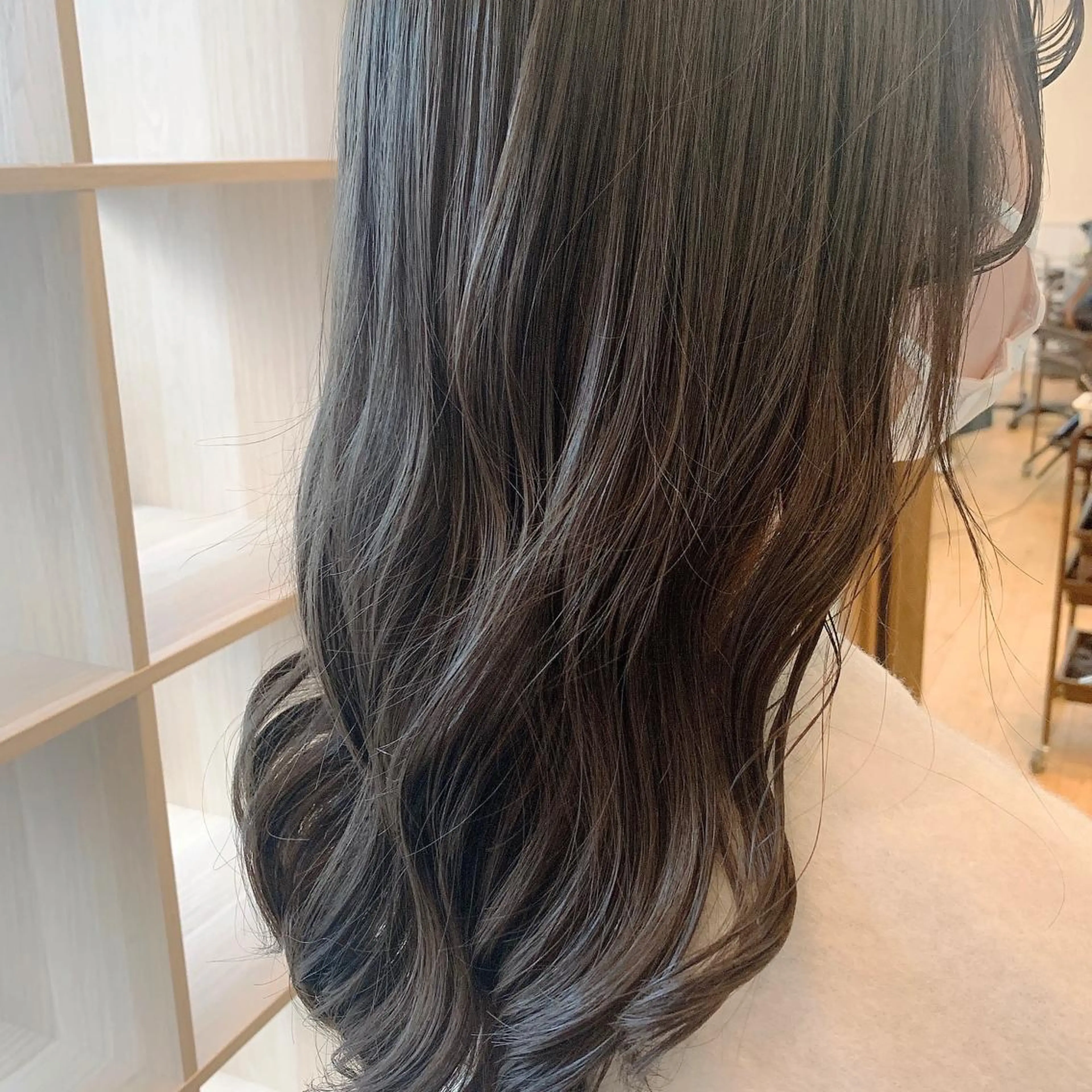 セミロング カラー アディクシーカラー ブリーチ 透明感カラー ダークグレー ダークグレージュ NUMBER_ ユイナのヘアスタイル