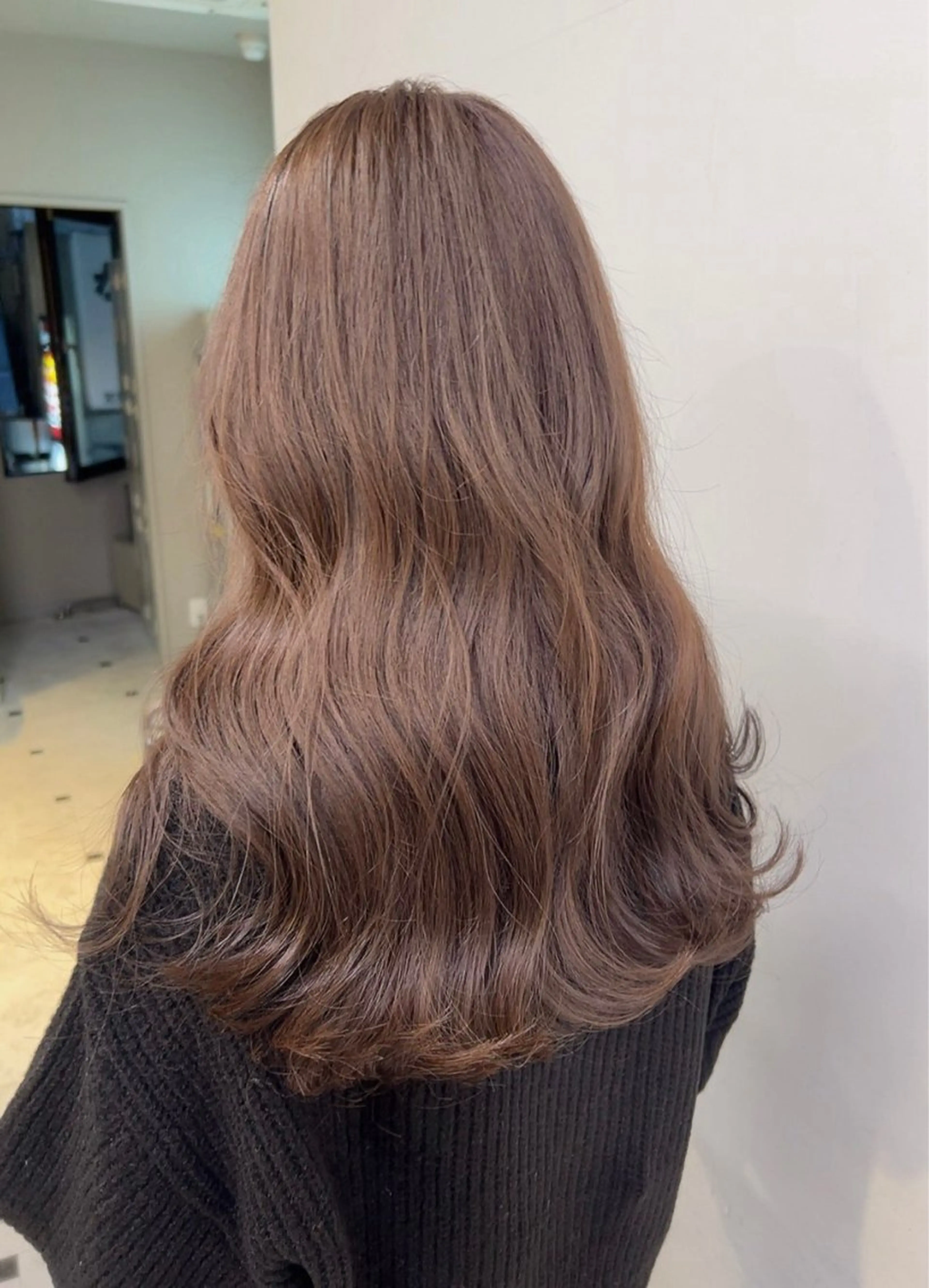 ロング メンズ ヘアカラー 艶感ミルクティー🤍 色落ち綺麗🤍ともやのヘアスタイル