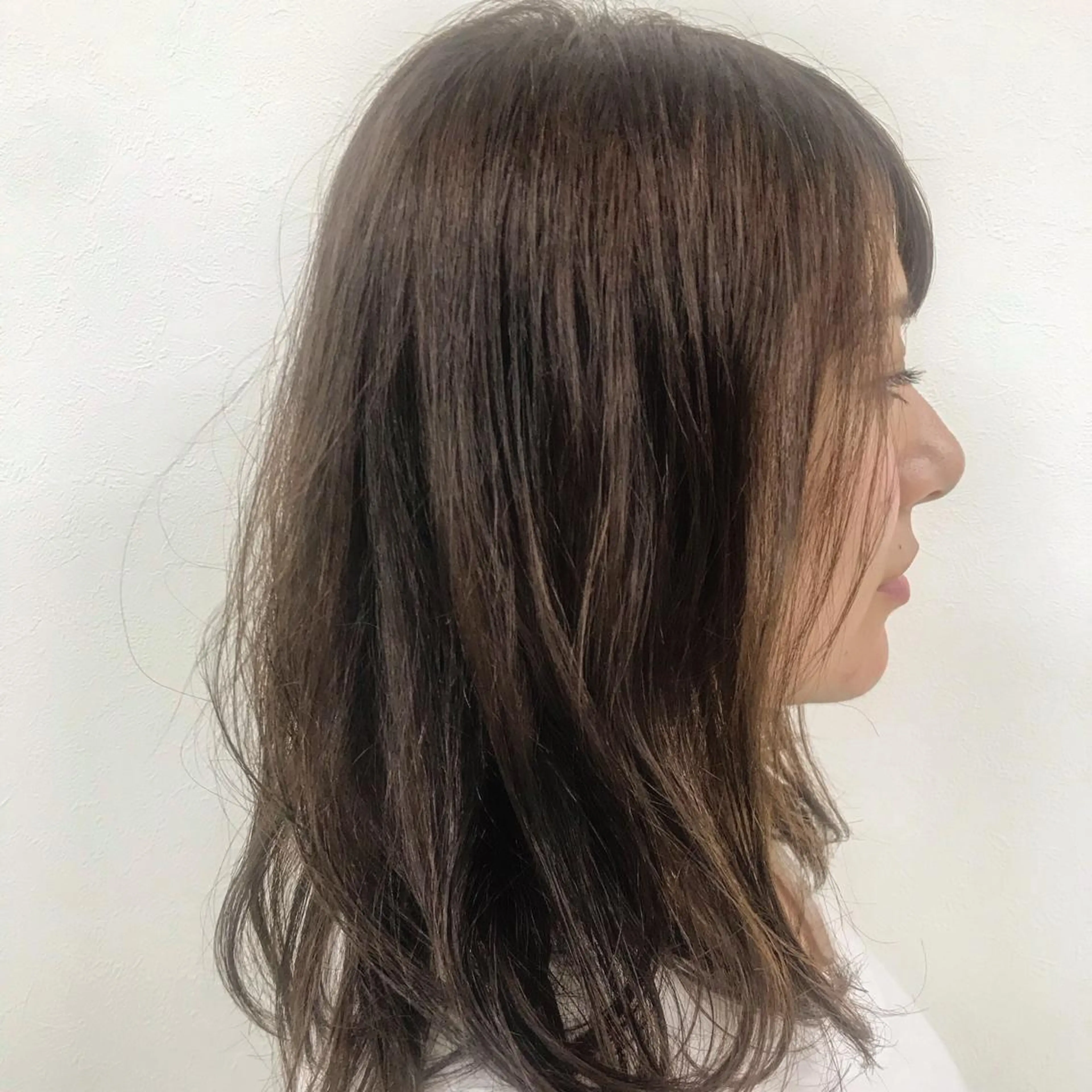 セミロング アッシュ カット ヘアカラー 縮毛矯正 HBLディプロマ所有 AZUSAのマツエク・マツパデザイン