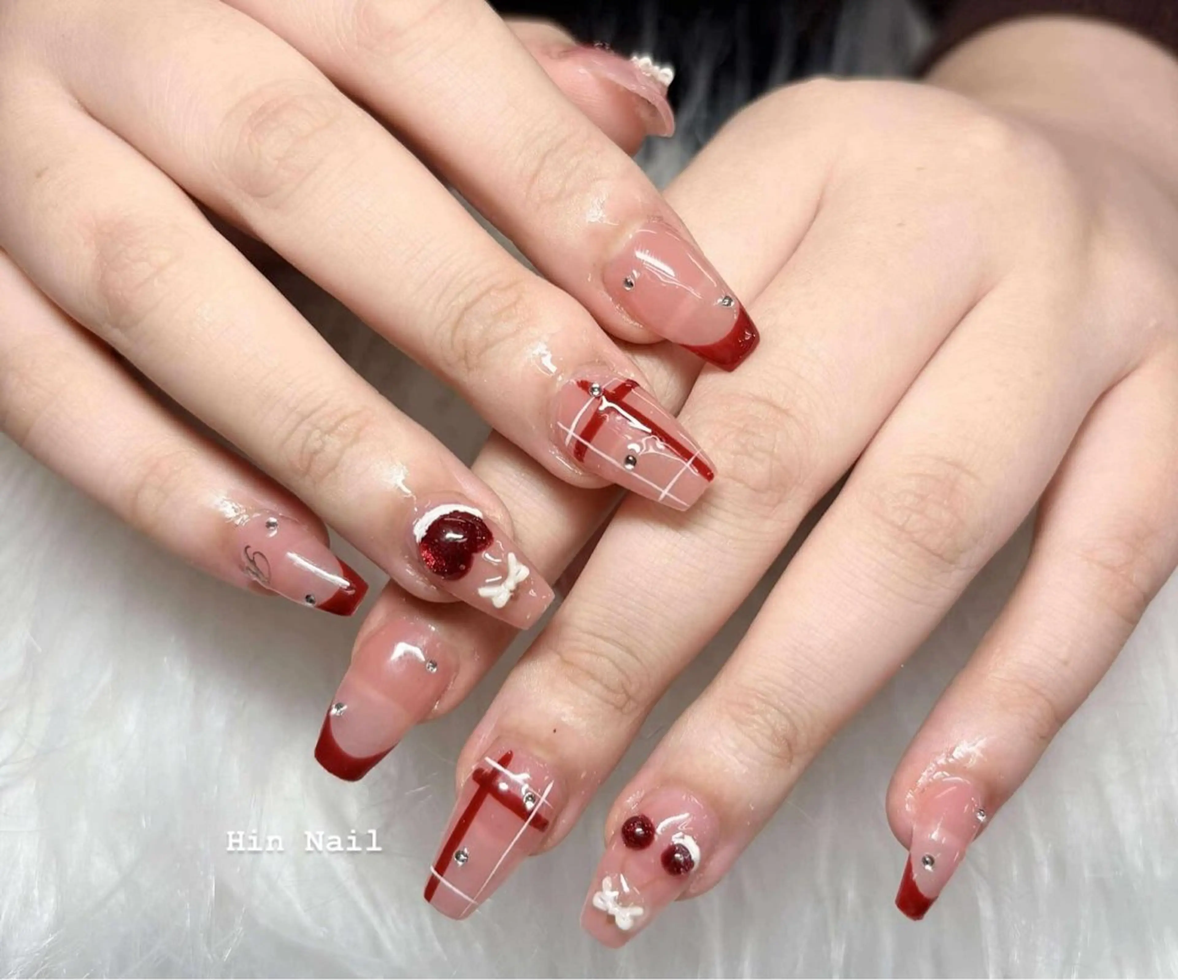 ネイル ボルドー チークネイル フレンチネイル グラデーション キラキラネイル ハンドネイル HIN NAILのネイルデザイン