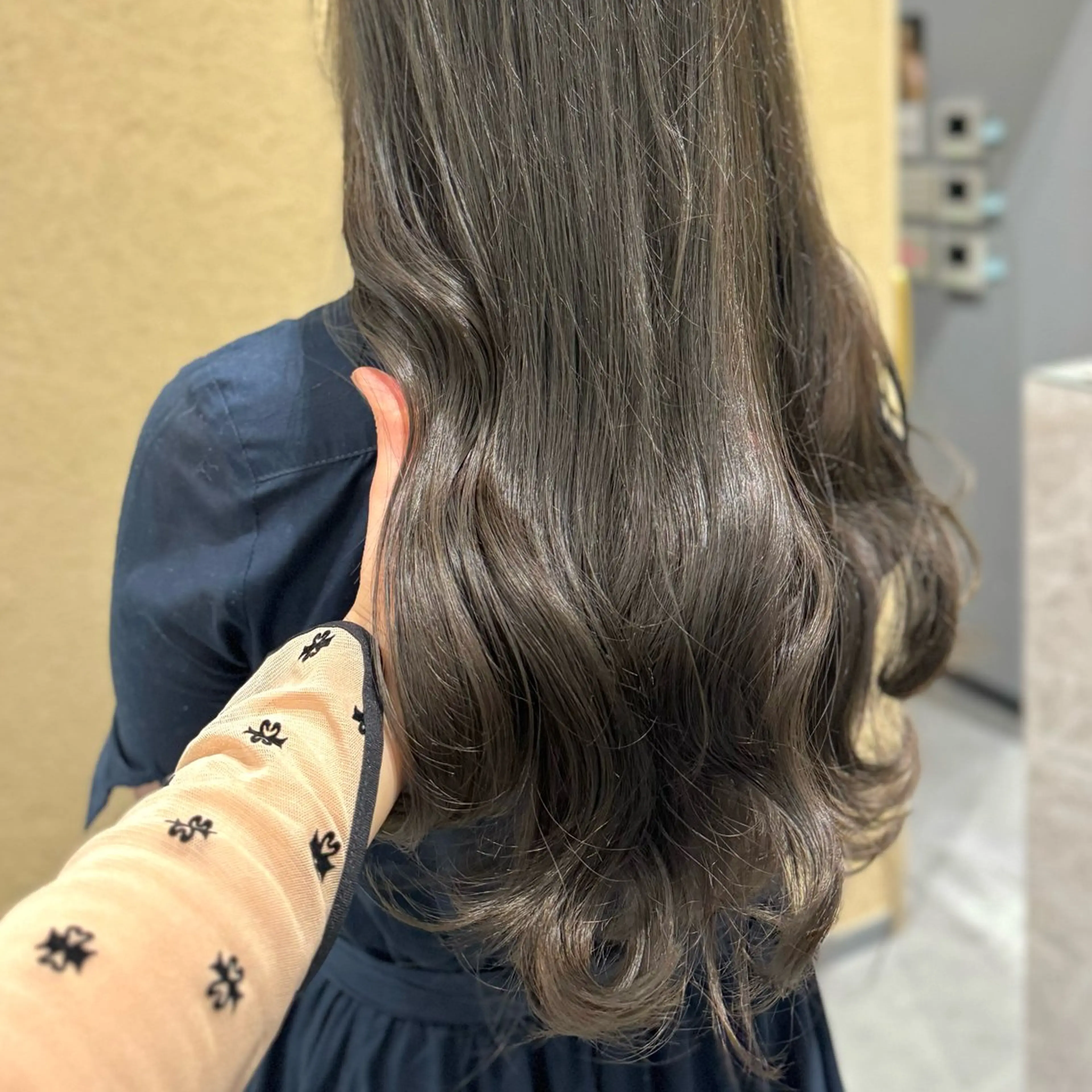 ロング カラー ベージュカラー 透明感カラー オリーブベージュ ひなた あゆみのヘアスタイル