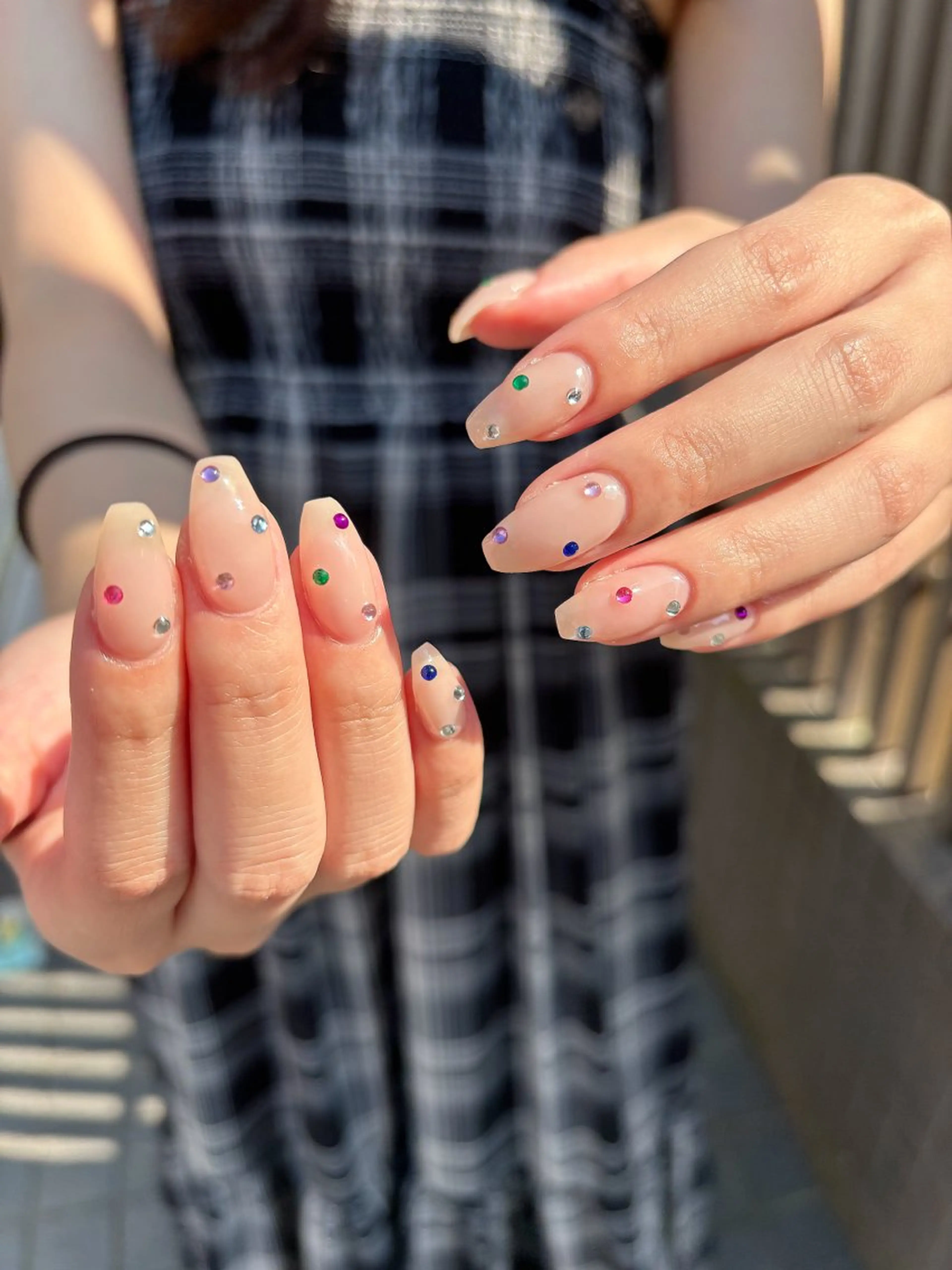 ネイル キラキラネイル ワンカラーネイル ピンク ピンクベージュ ハンドネイル ハンドケア 🎀NAIL🎀 AI🪄︎︎◝✩のネイルデザイン