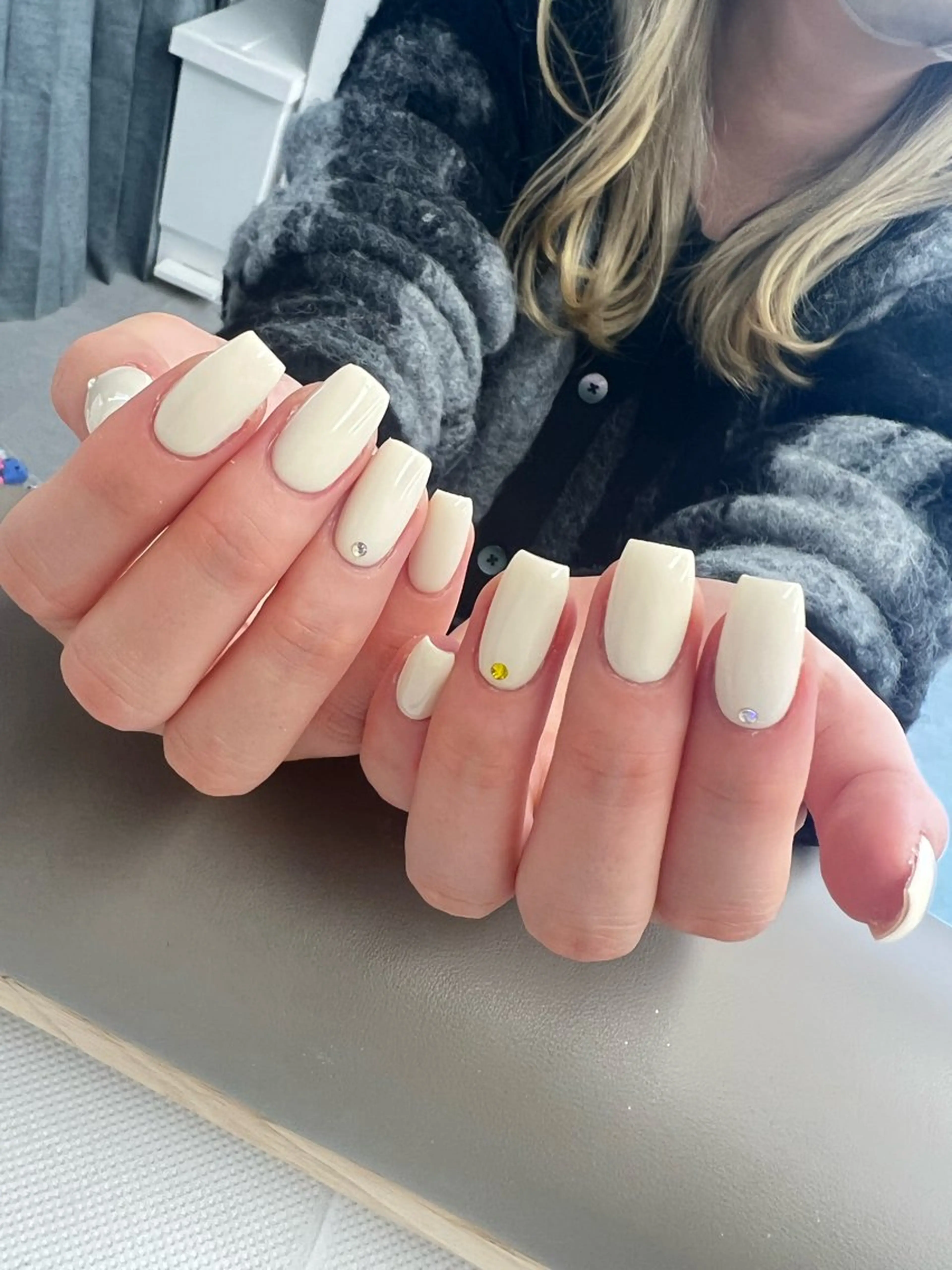 ネイル ワンカラーネイル ストーンネイル ハンドネイル lumiereva nail salon所属・Lumiereva nail salonのネイルデザイン
