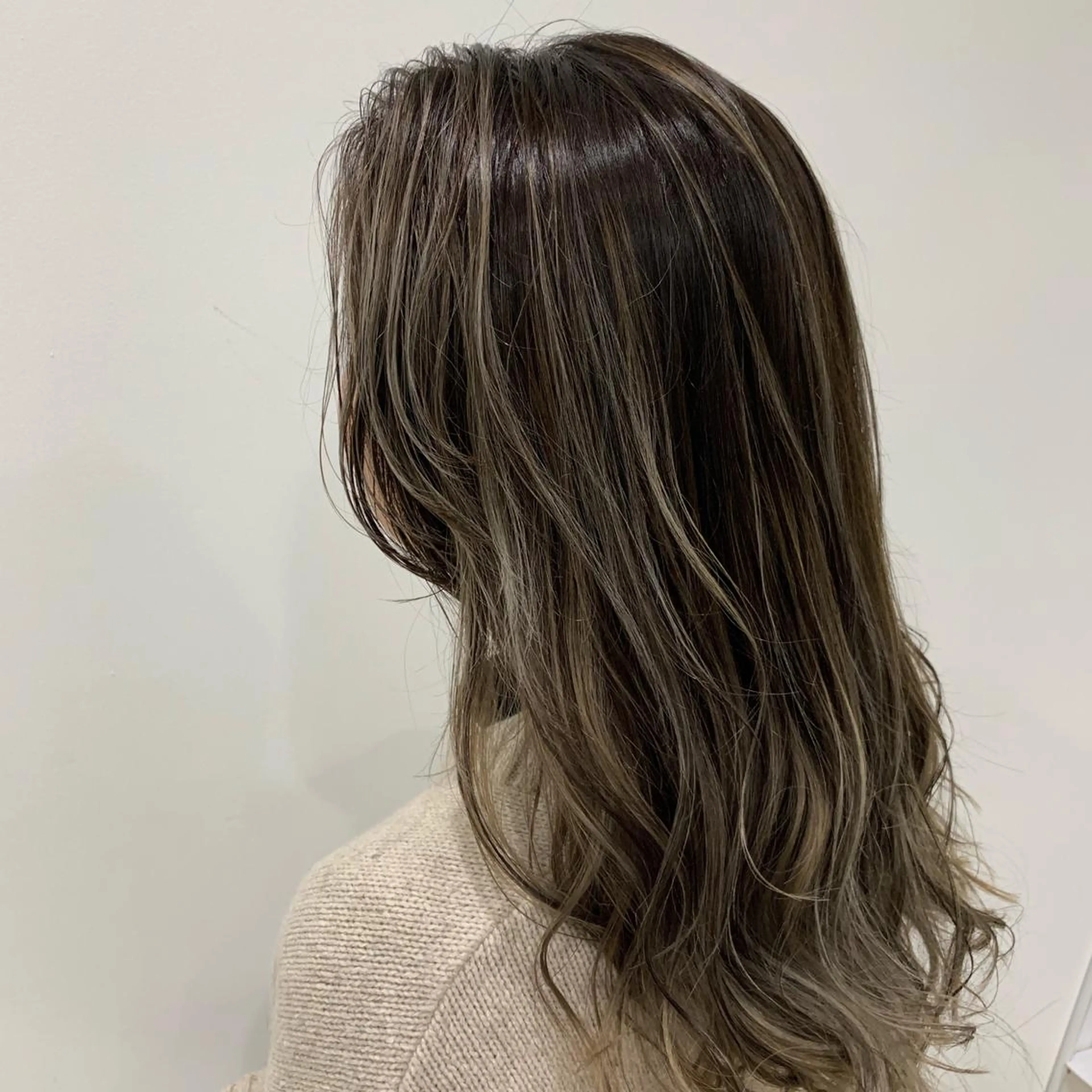 セミロング カラー バレイヤージュ レイヤーカット Bei Licoldo.所属・マツオカ マコのヘアスタイル