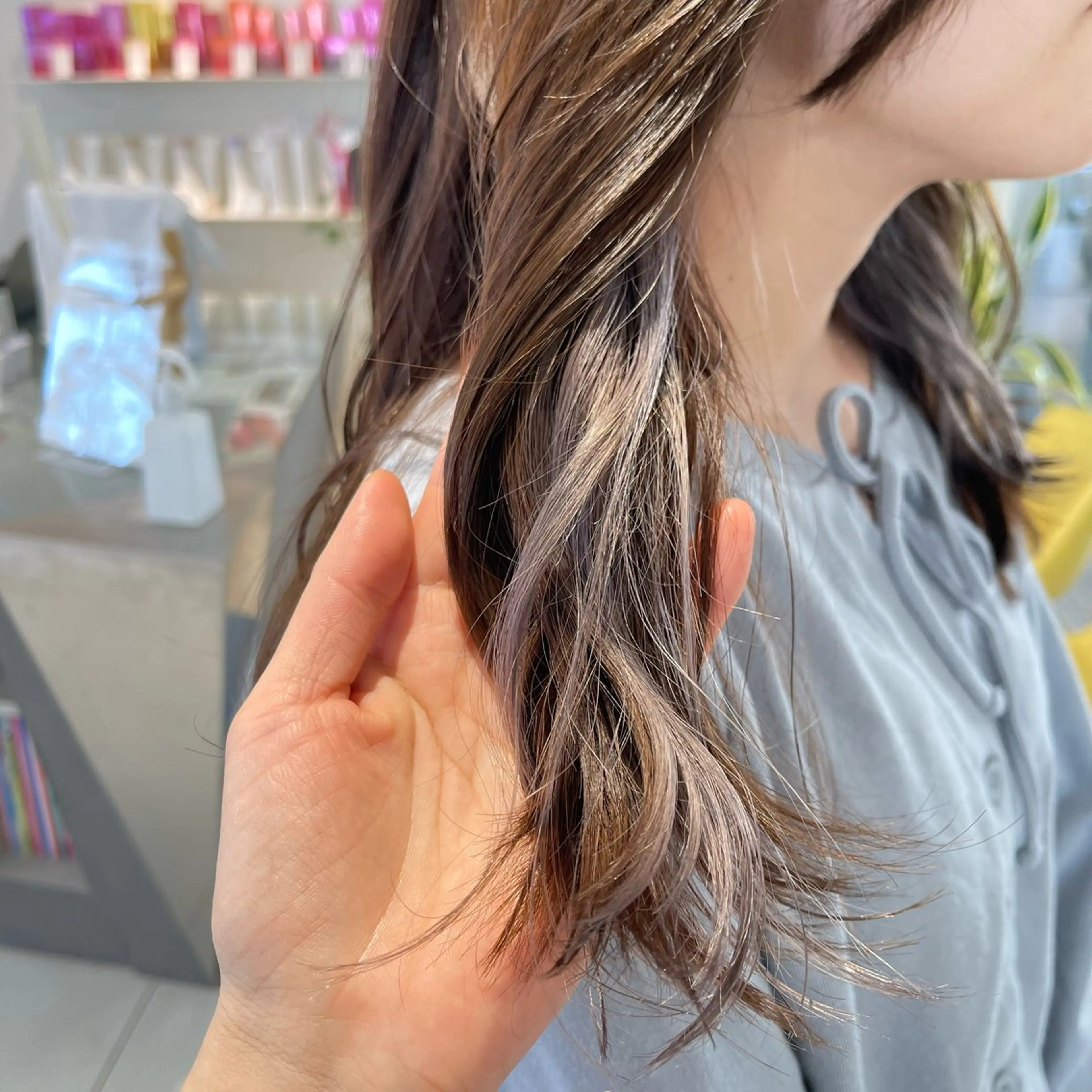 セミロング アッシュ 由比藤理子 ブリーチカラー🌈のヘアスタイル