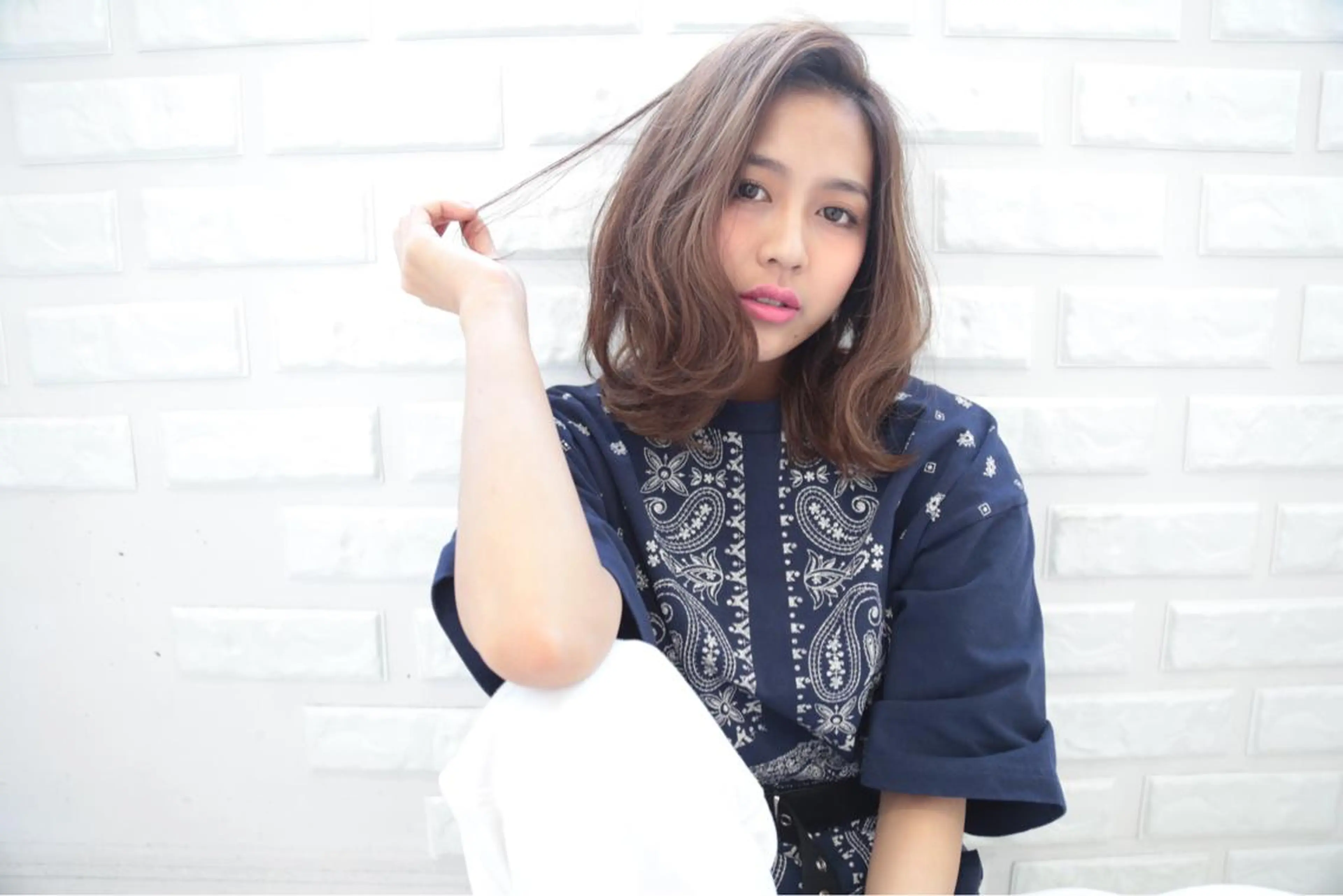 ミディアム カラー 外ハネヘア コテ巻き風パーマ SHONOのヘアスタイル
