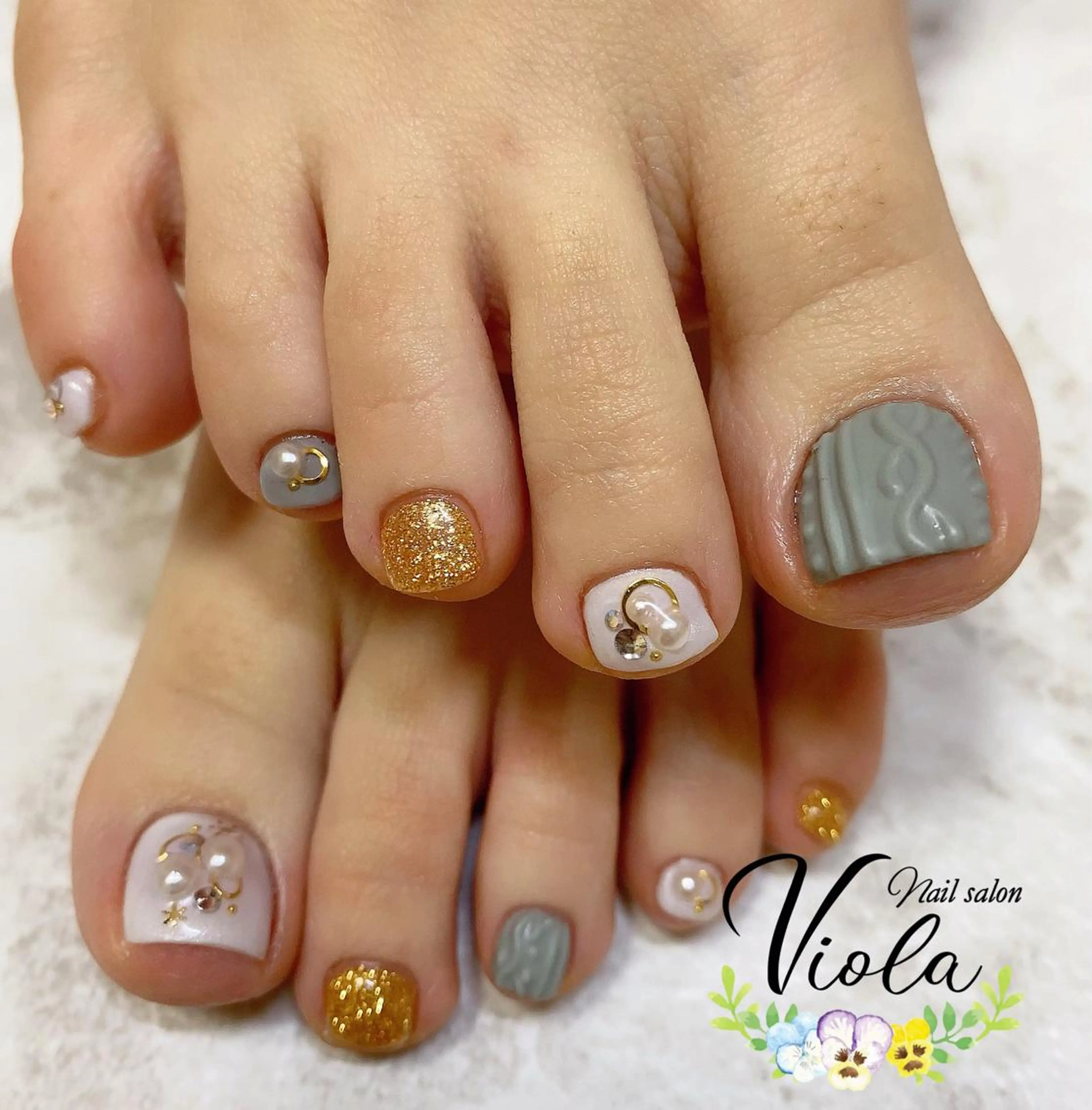 ネイル キラキラネイル ホワイト フットネイル Nailsalon Viola所属・ネイルサロン Violaのネイルデザイン