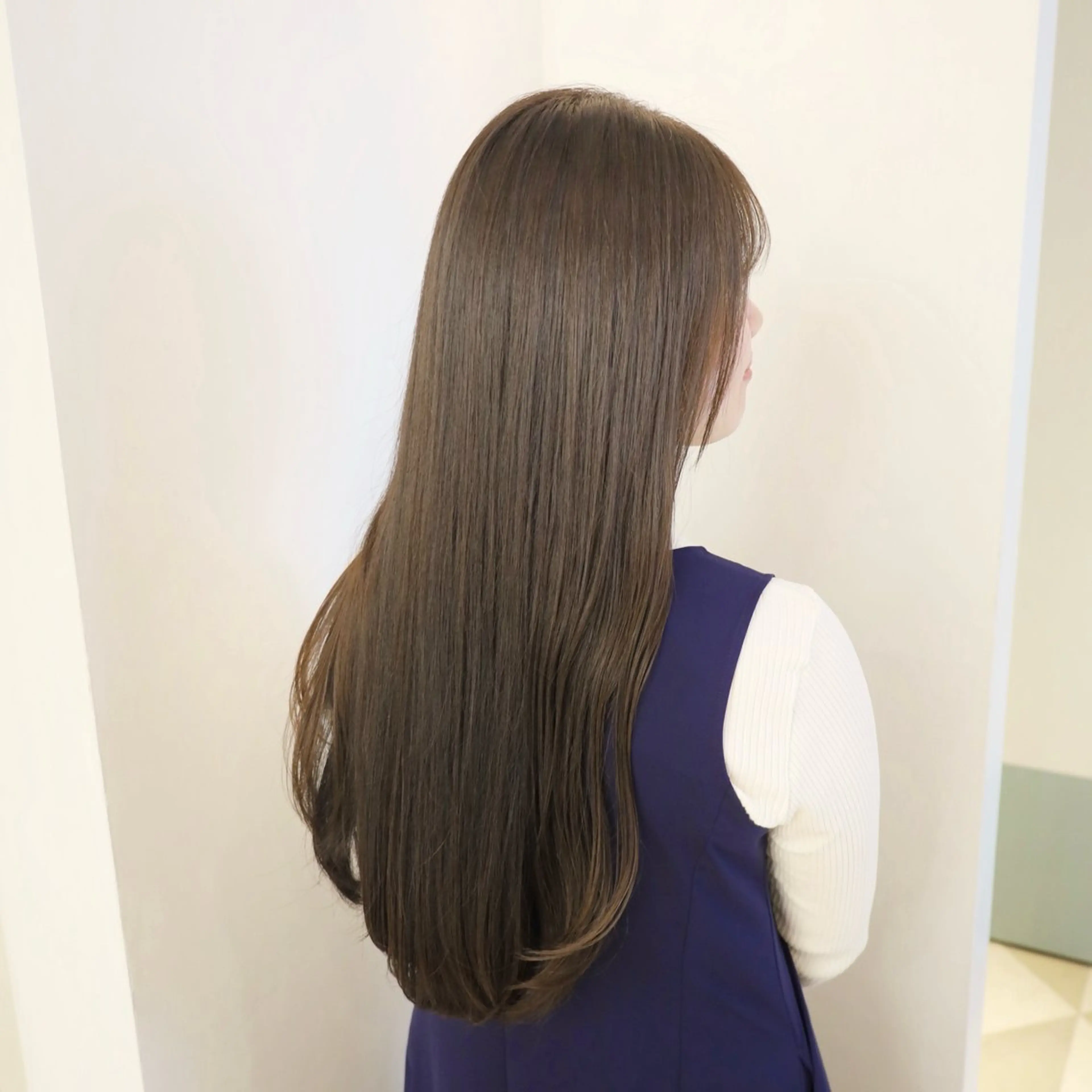 セミロング カット ヘアカラー トリートメント ローネス銀座店所属・森山 陽菜のヘアスタイル