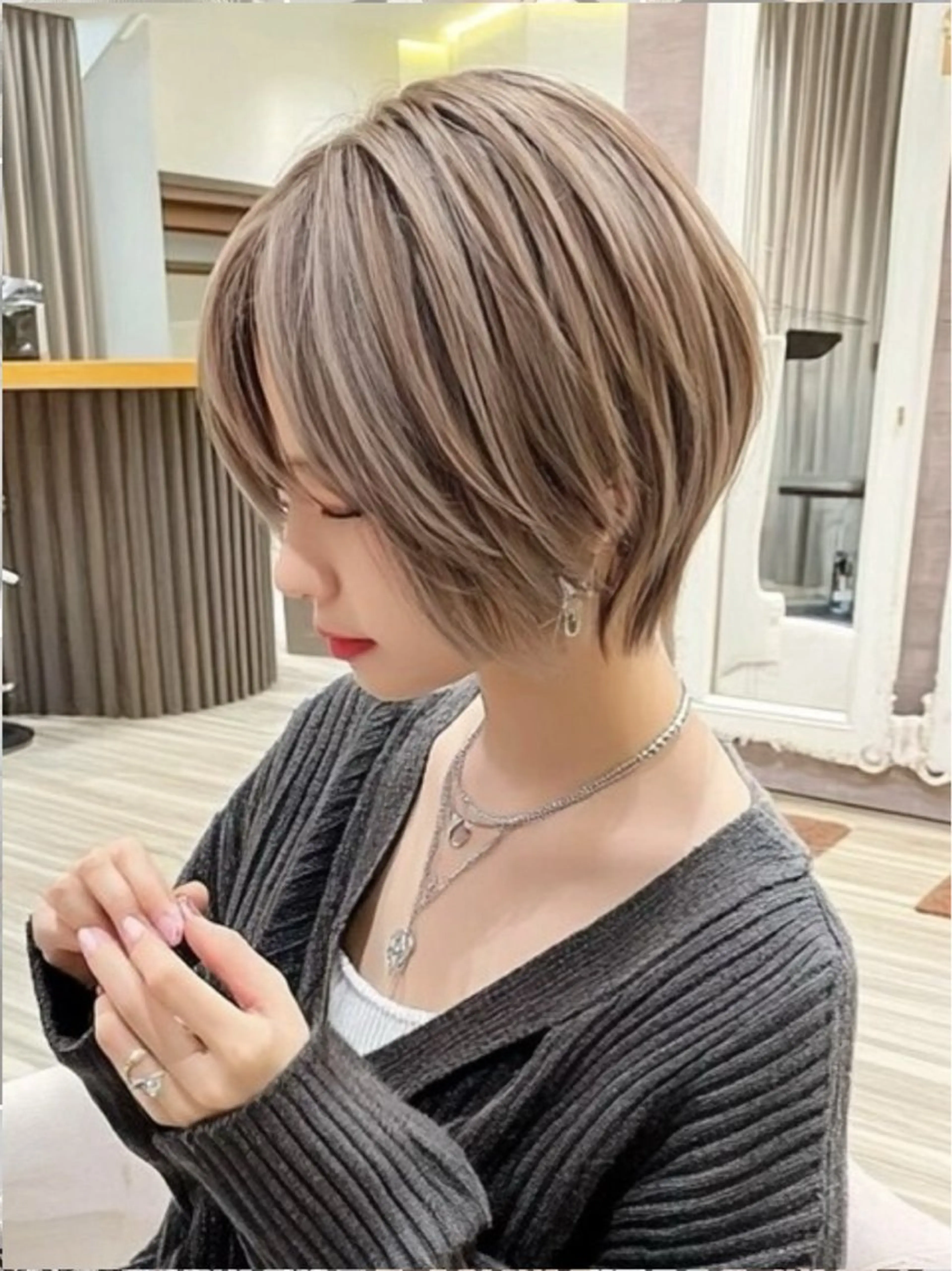 ショート カラー バレイヤージュ ブリーチ ブロンド ダブルカラー グレージュ 荻根澤 享平のヘアスタイル