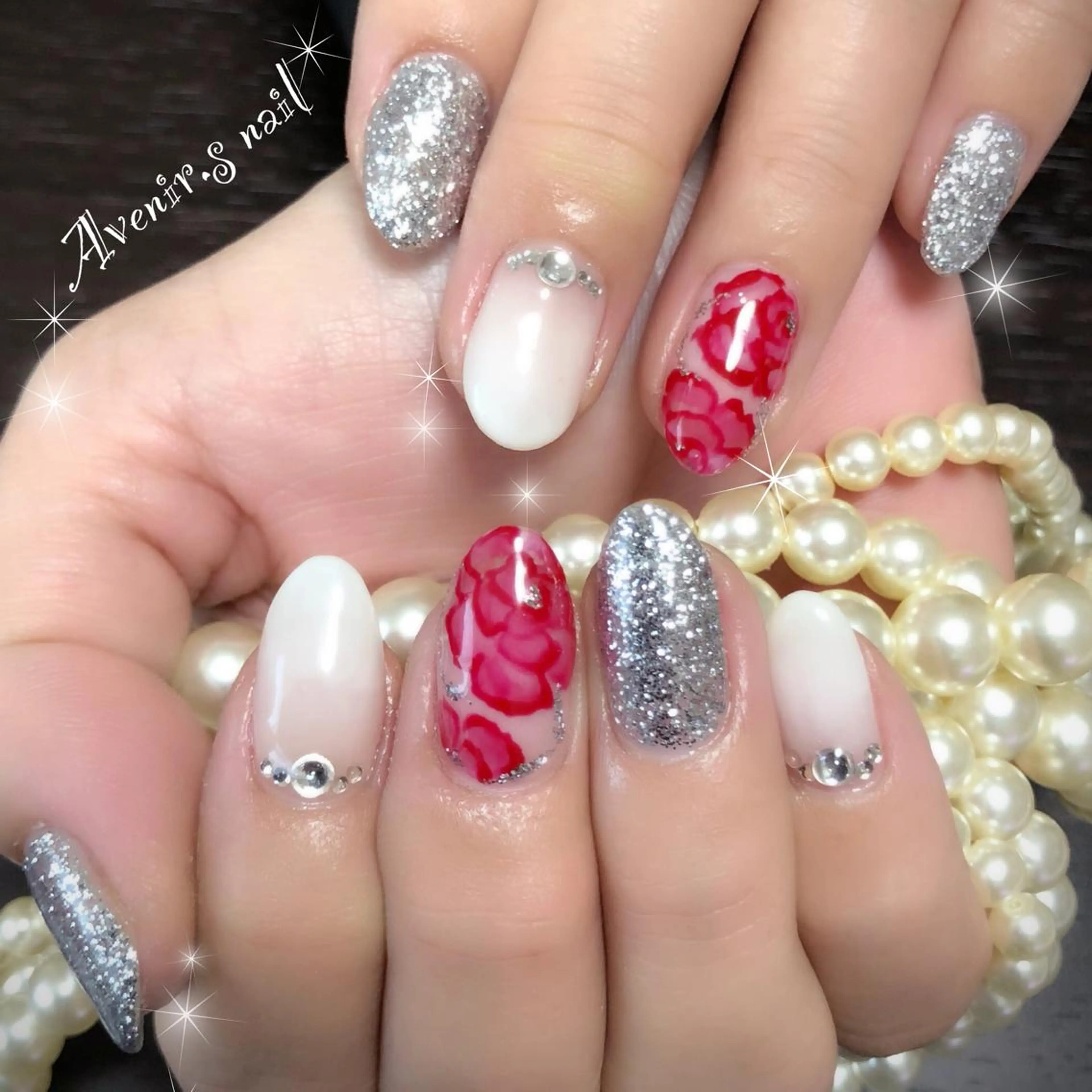 ネイル 赤色 シルバー ホワイト Home Salon Avenir.のネイルデザイン