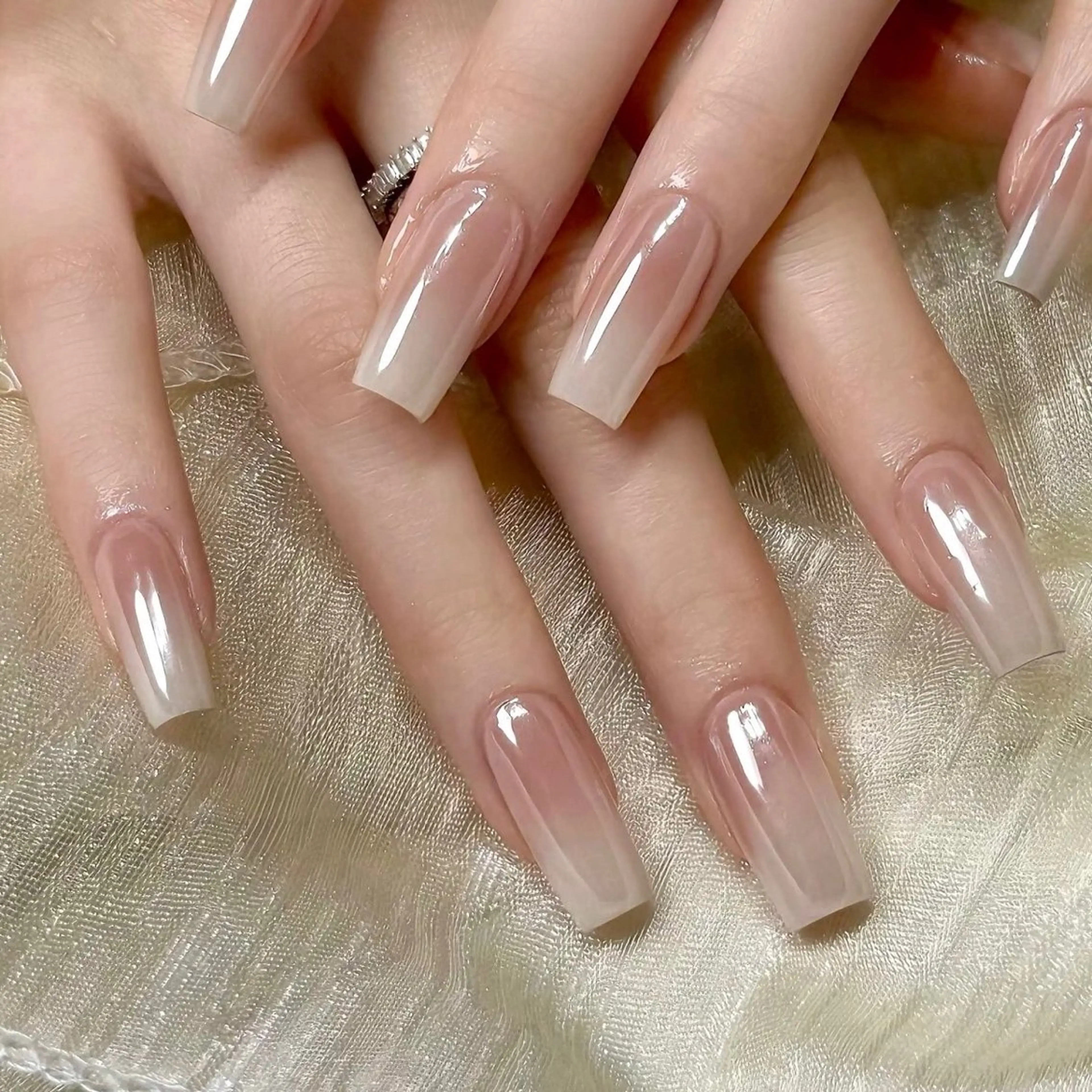HANDハンドネイル(オフ無し)​〜​当店の定額コース(グラデーション＋オーロラ)の写真