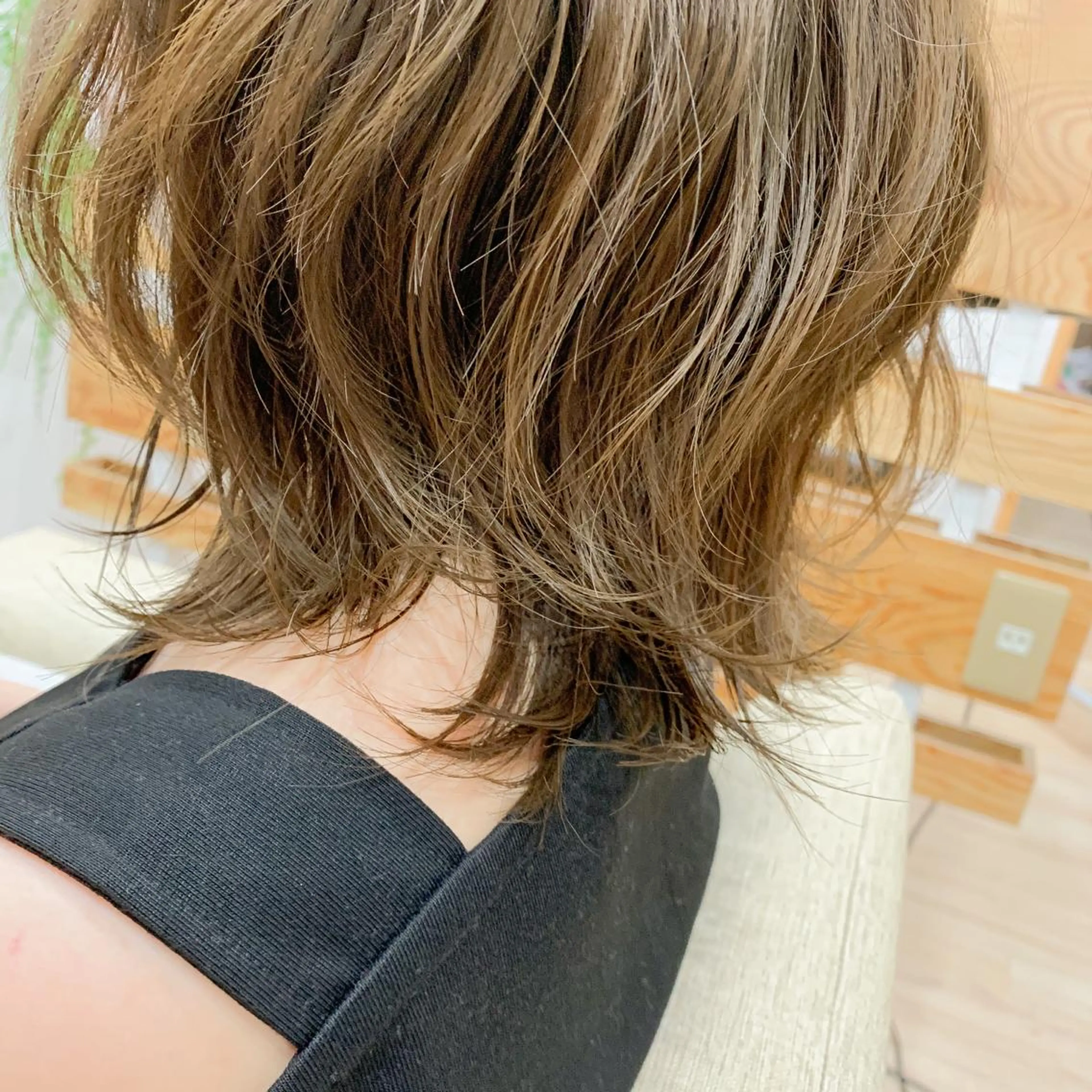 ミディアム アッシュ 外ハネヘア ViaLa Hair 🌈すずきたくむ✂︎のヘアスタイル