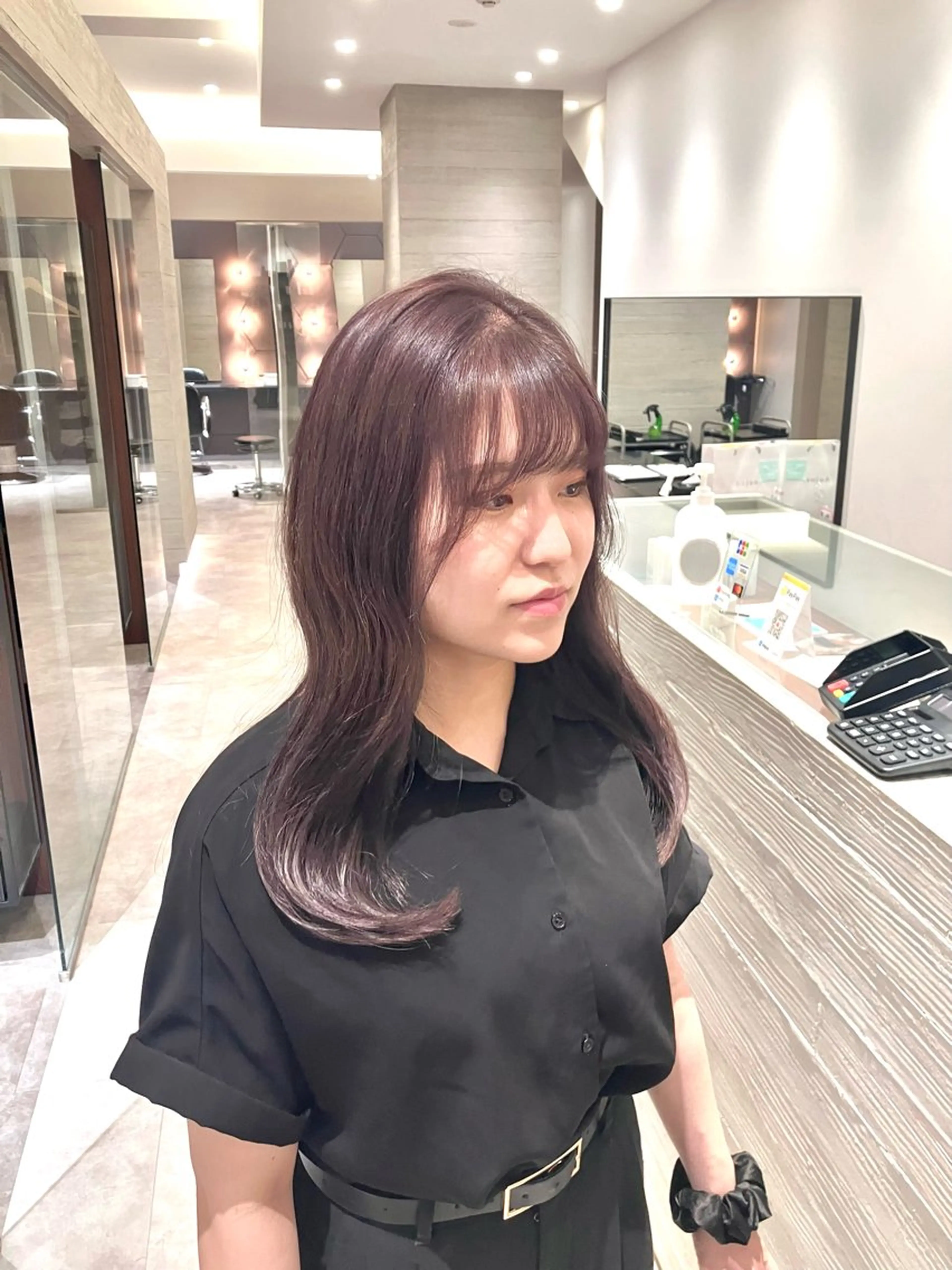 セミロング カラー ベージュカラー ラベンダーカラー ラベンダーベージュ くびれヘア レイヤーカット サキ🤍ハイトーン 🩰くびれ巻きヘアのヘアスタイル