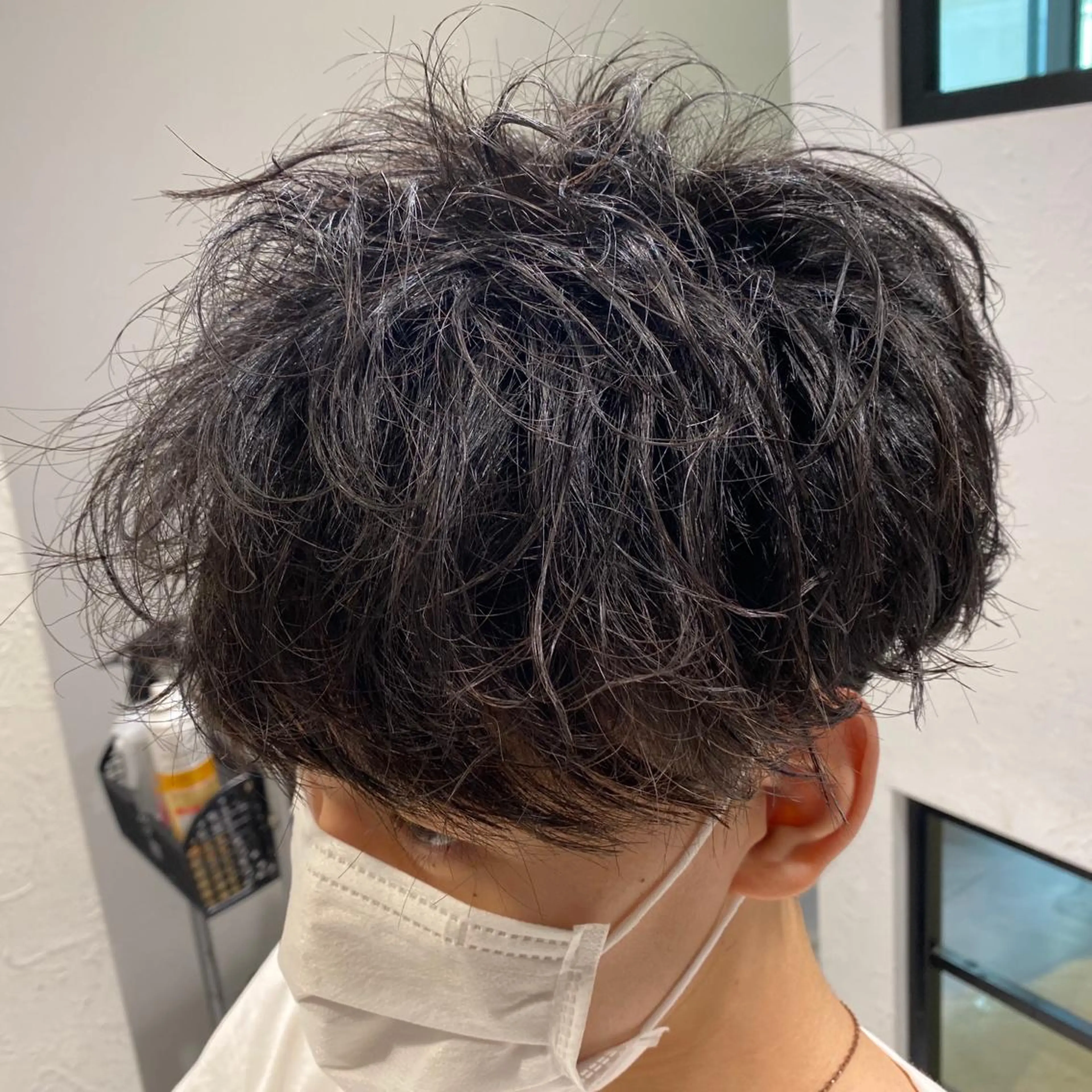 ショート パーマ メンズ アップバング メンズブリーチ ビジネス センターパート メンズハイトーン 赤み消し🌿 透明感カラー🫧のヘアスタイル