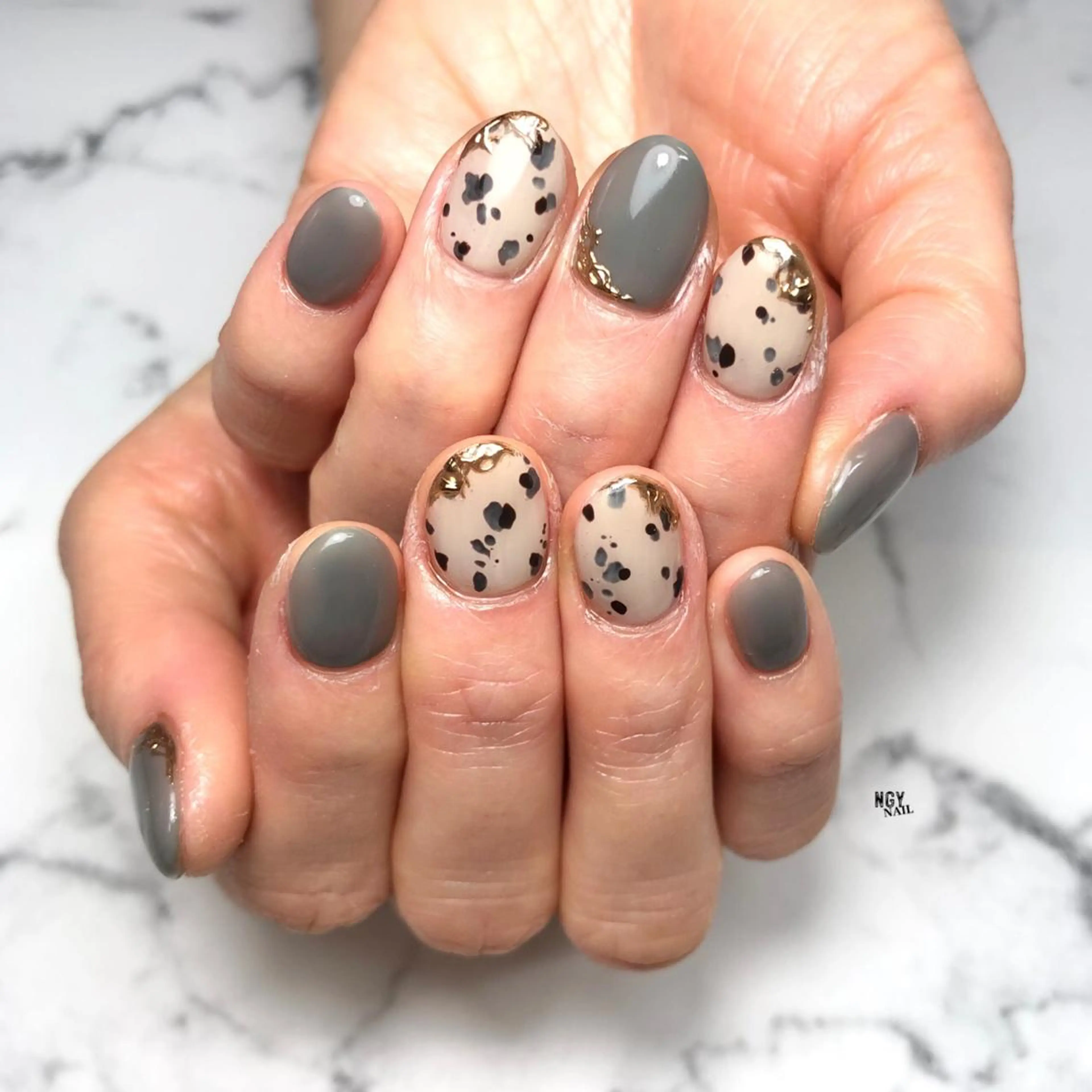 ネイル アニマル柄 グリーン ミラーネイル ニュアンスネイル ワンカラーネイル ハンドネイル NAIL NOWのネイルデザイン