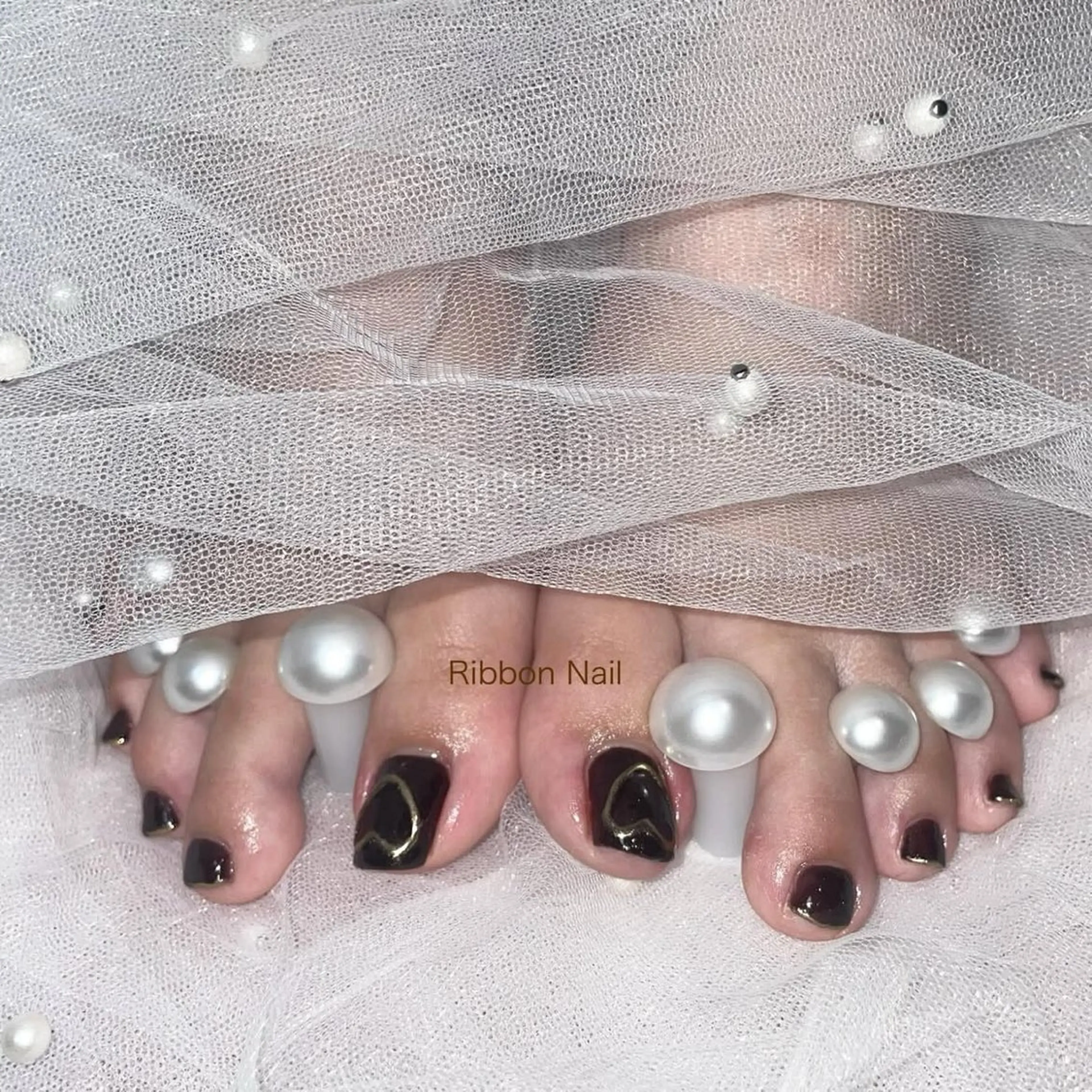 ネイル ブラウン ミラーネイル フットネイル Ribbon nailのネイルデザイン