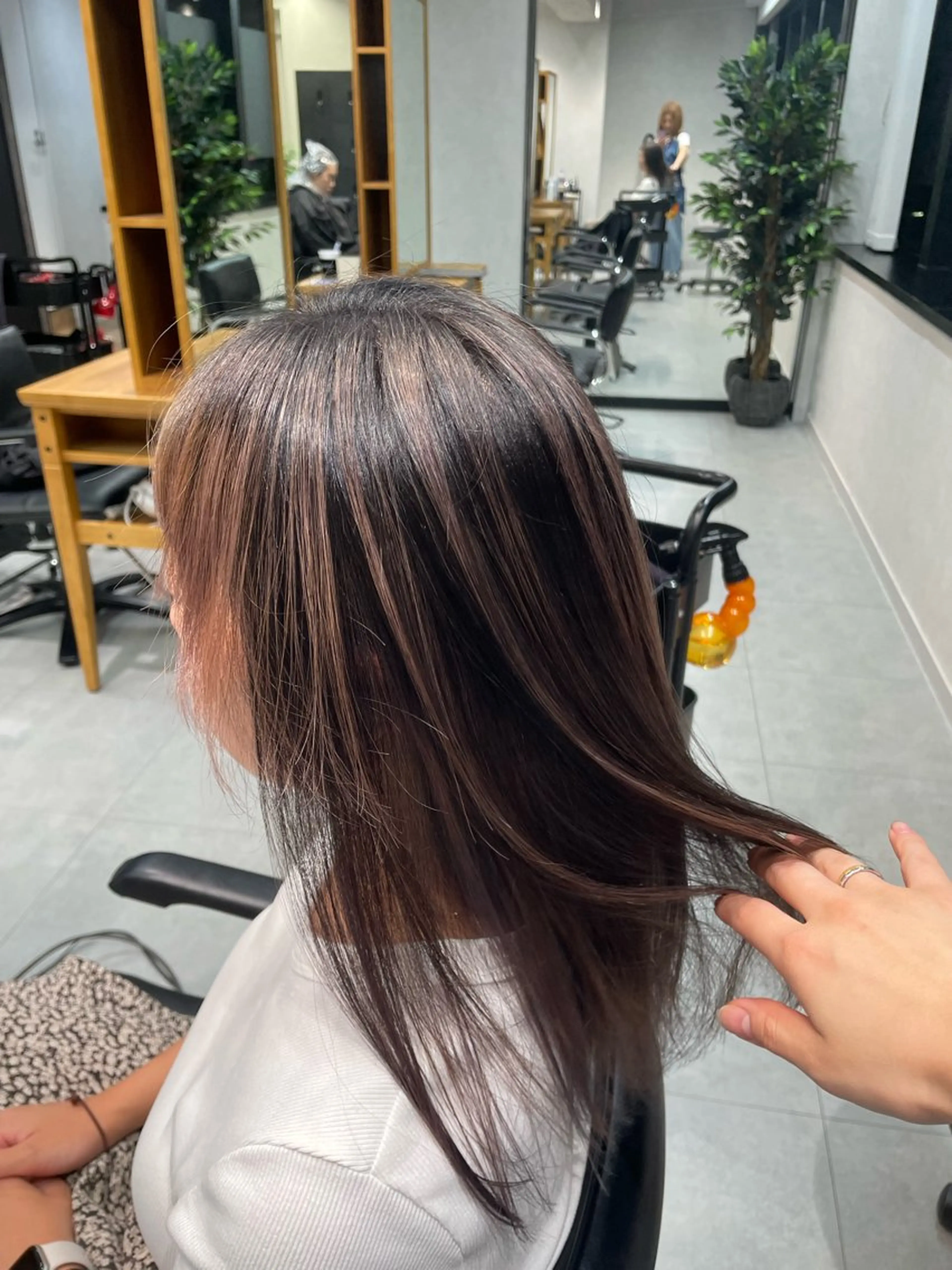 セミロング レイヤーカット LOG/所属・✨縮毛/ブリーチ✨ 出口 紗依のヘアスタイル