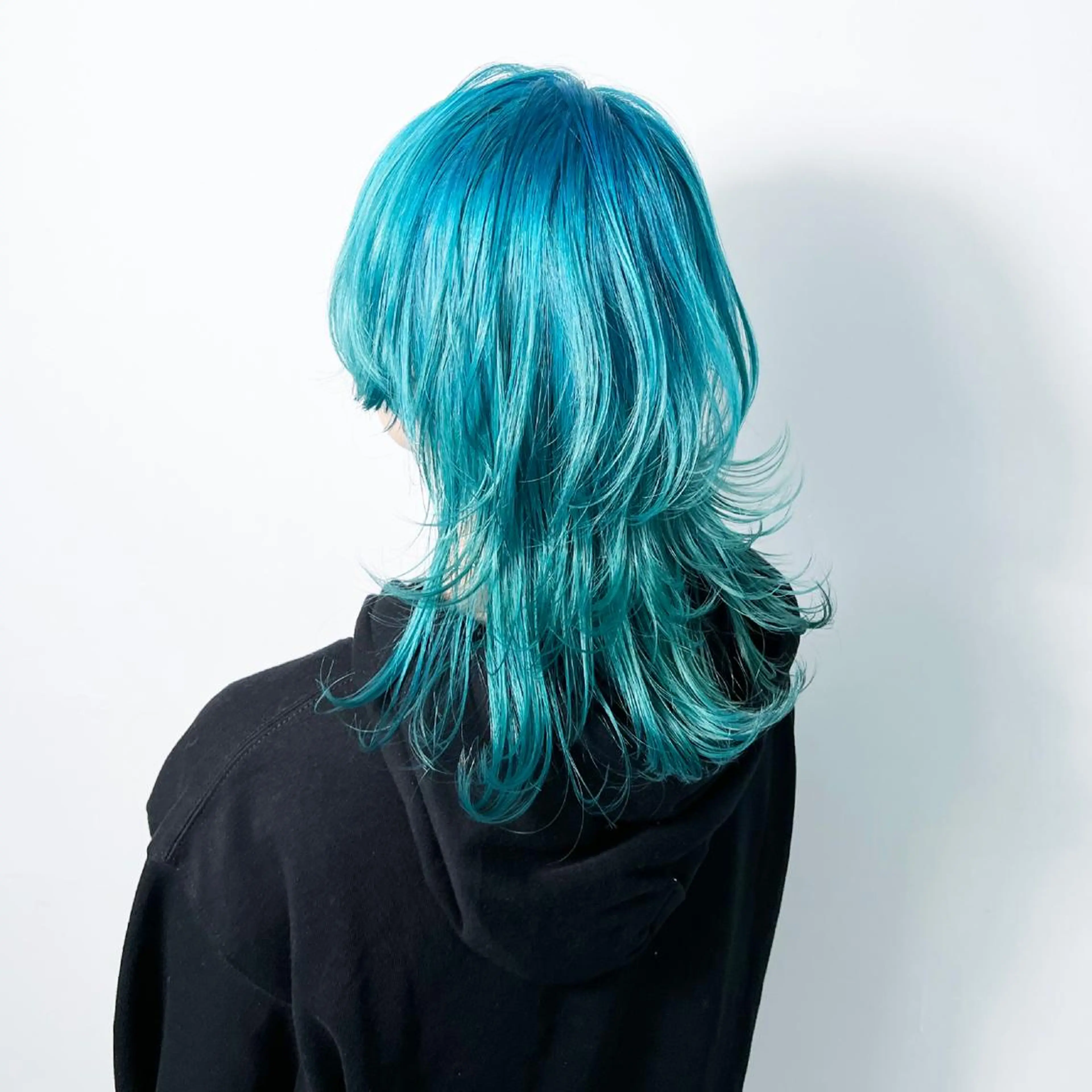 ミディアム カラー ヘアアレンジ ミディアムレイヤー ミストバング ベージュカラー ブリーチ ブルーカラー カット ヘアカラー トリートメント 大橋 拓巳のヘアスタイル
