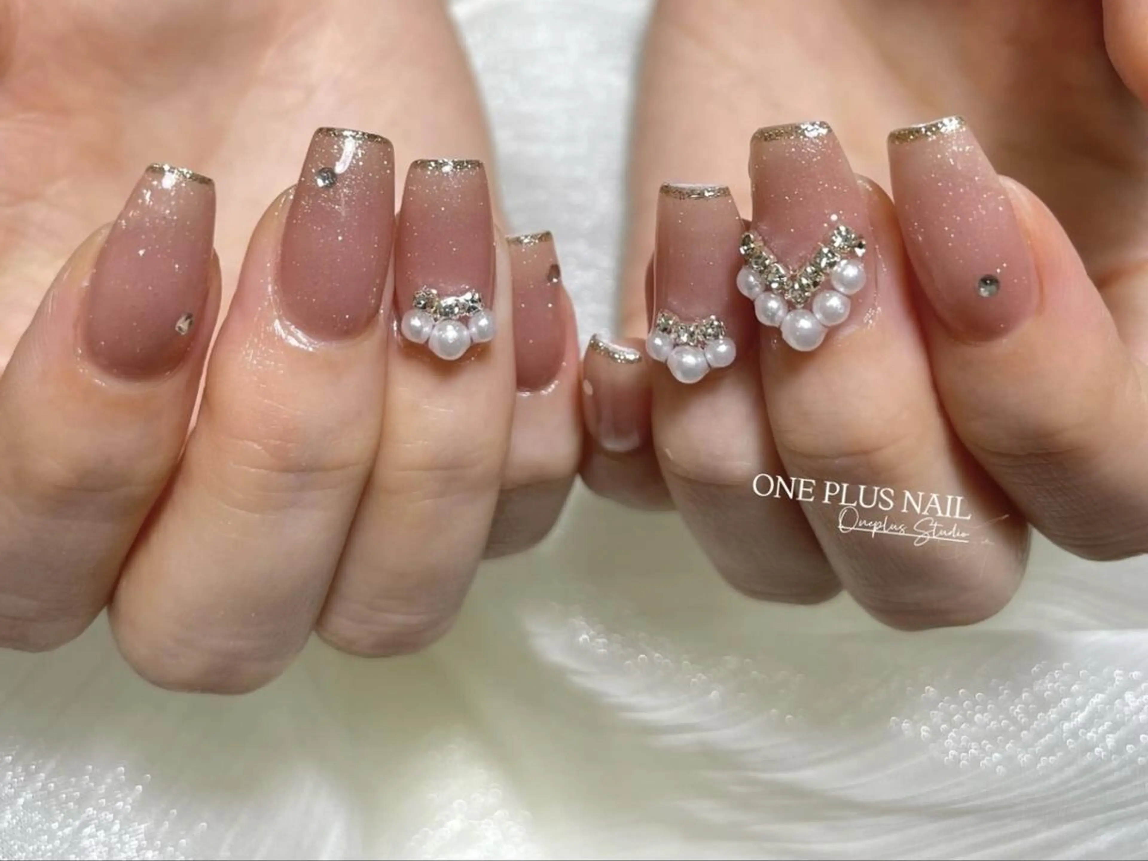 ネイル アートネイル オーロラネイル ガーリー キラキラネイル 韓国ネイル One Plus Nail Salonのネイルデザイン