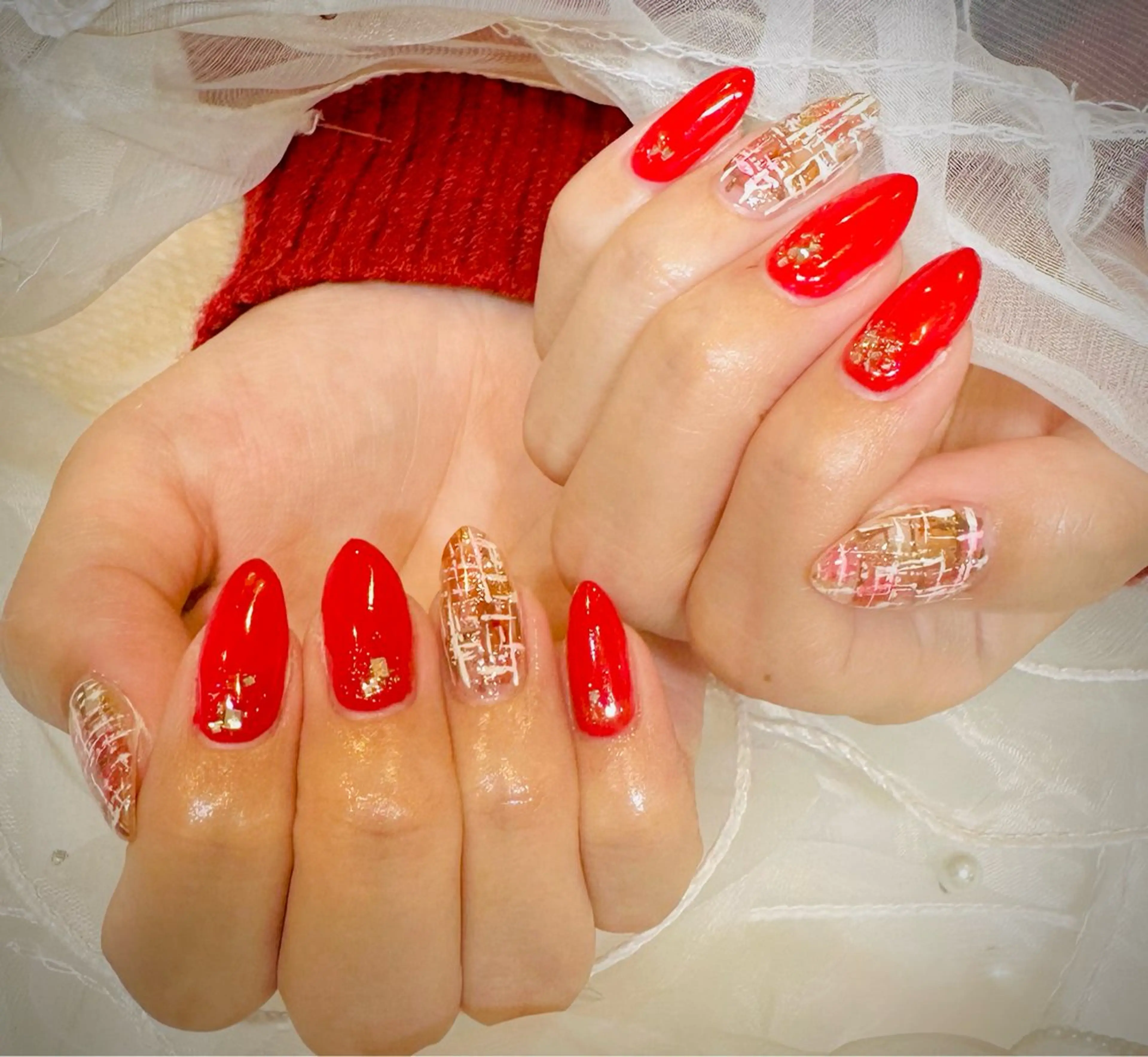 ネイル ゴールド ホログラムネイル 赤色 ツイードネイル ハンドネイル ネイルサロンエレノア所属・田端 笑理菜のネイルデザイン