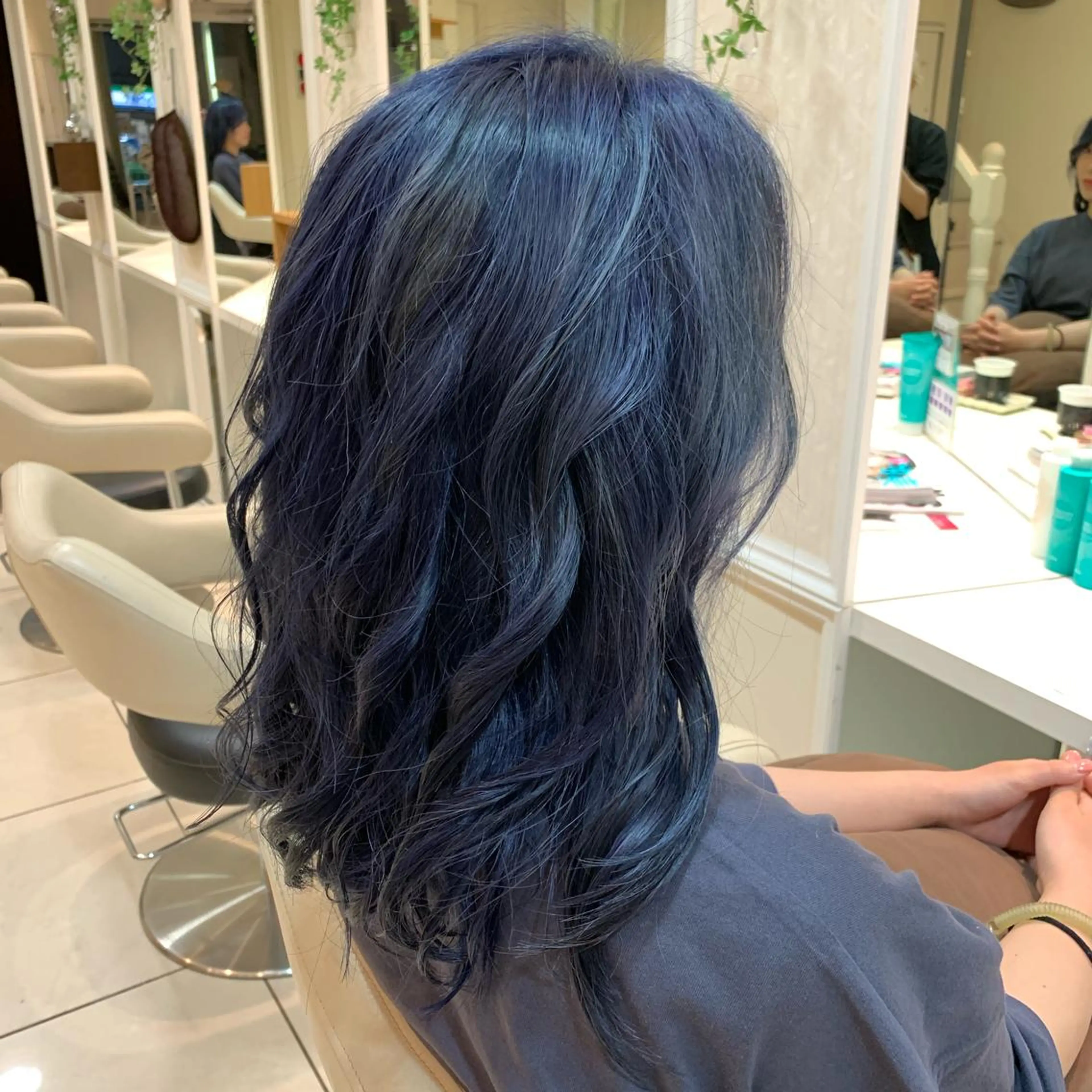 セミロング カラー ブリーチ ブルーカラー ブルーラベンダー ダブルカラー ラベンダーカラー 毛流れが作れる 縮毛矯正/渡部純生のヘアスタイル