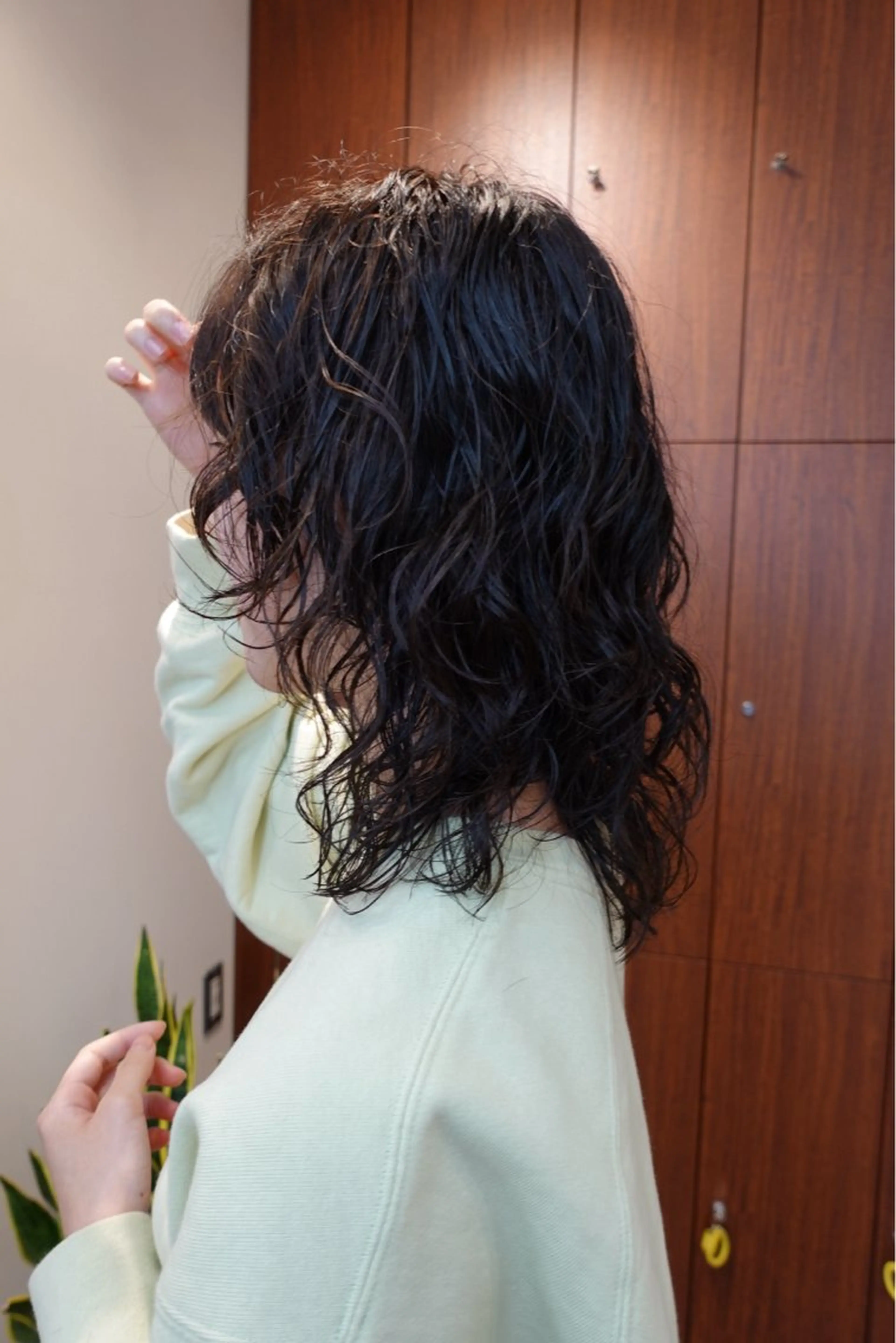 ミディアム パーマ ミディアムパーマ レイヤーカット カット パーマ ボブパーマ/パーマ ウルフパーマのヘアスタイル