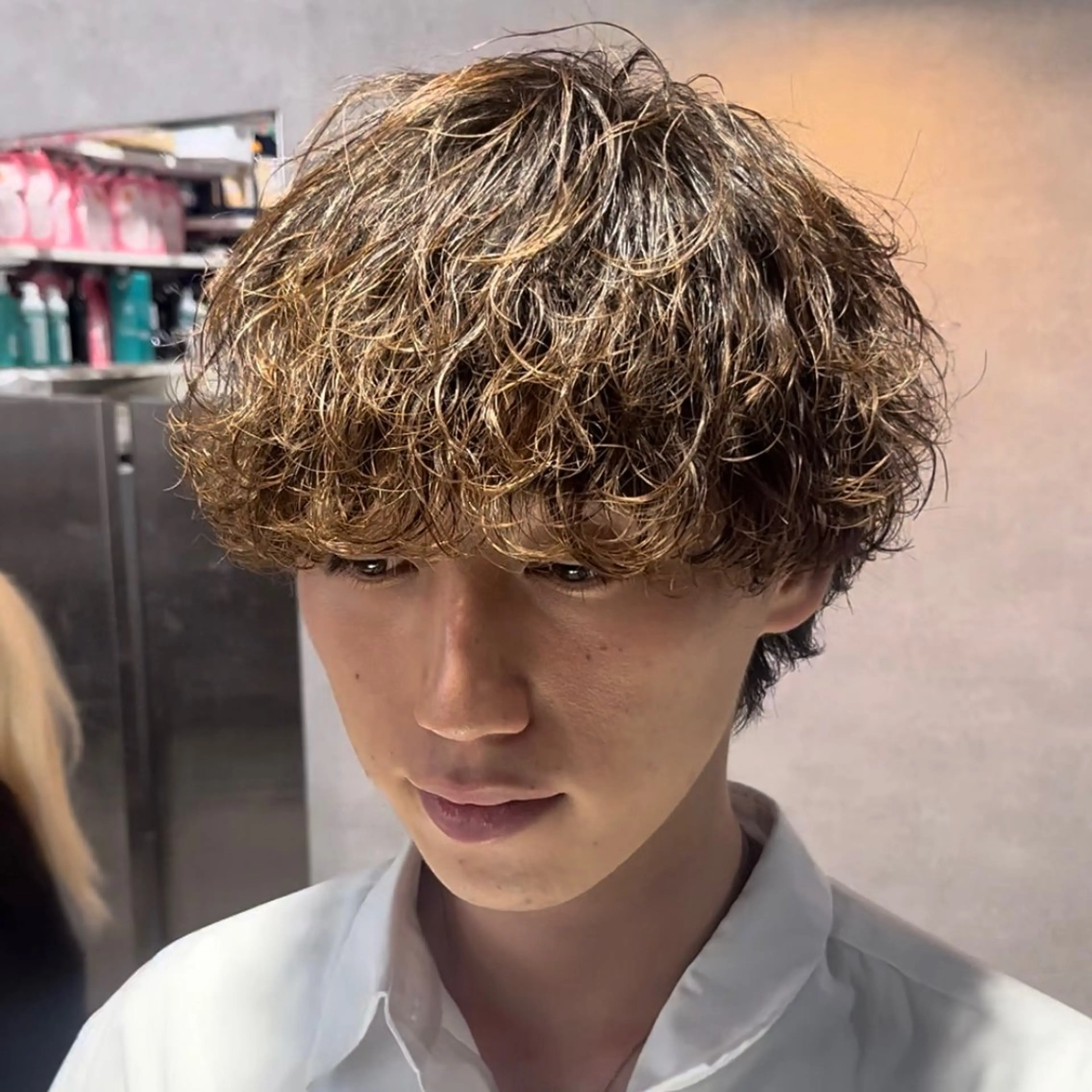 ショート カラー パーマ メンズ 波巻きパーマ カット パーマ ヘッドスパ ヘアセット センターパート マスターかずまのヘアスタイル