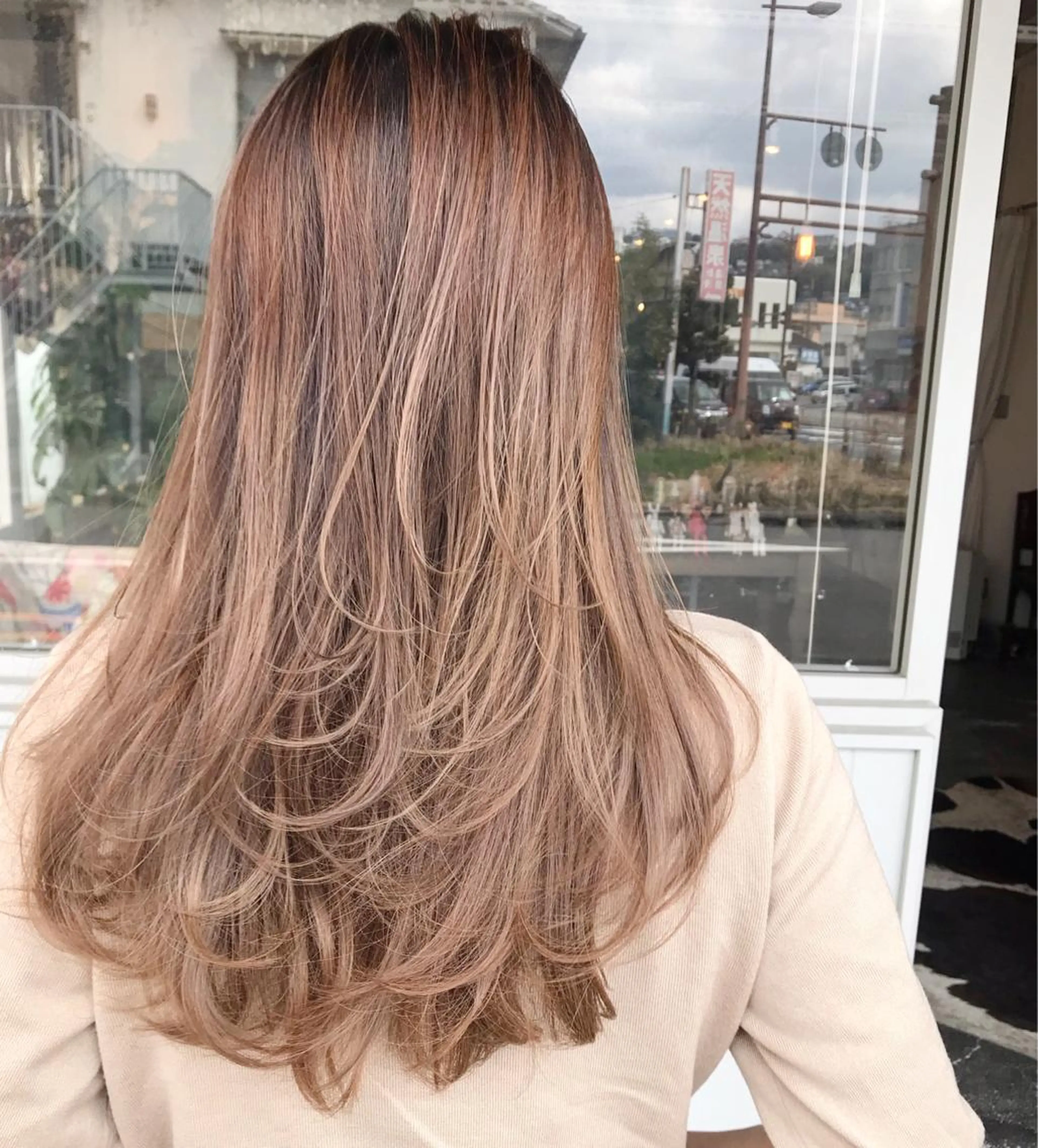 ロング カラー ヘアアレンジ お団子ヘア 切りっぱなしボブ バレイヤージュ ブリーチ デザインカラー Mariana/ 鶴原-ハイライトのヘアスタイル