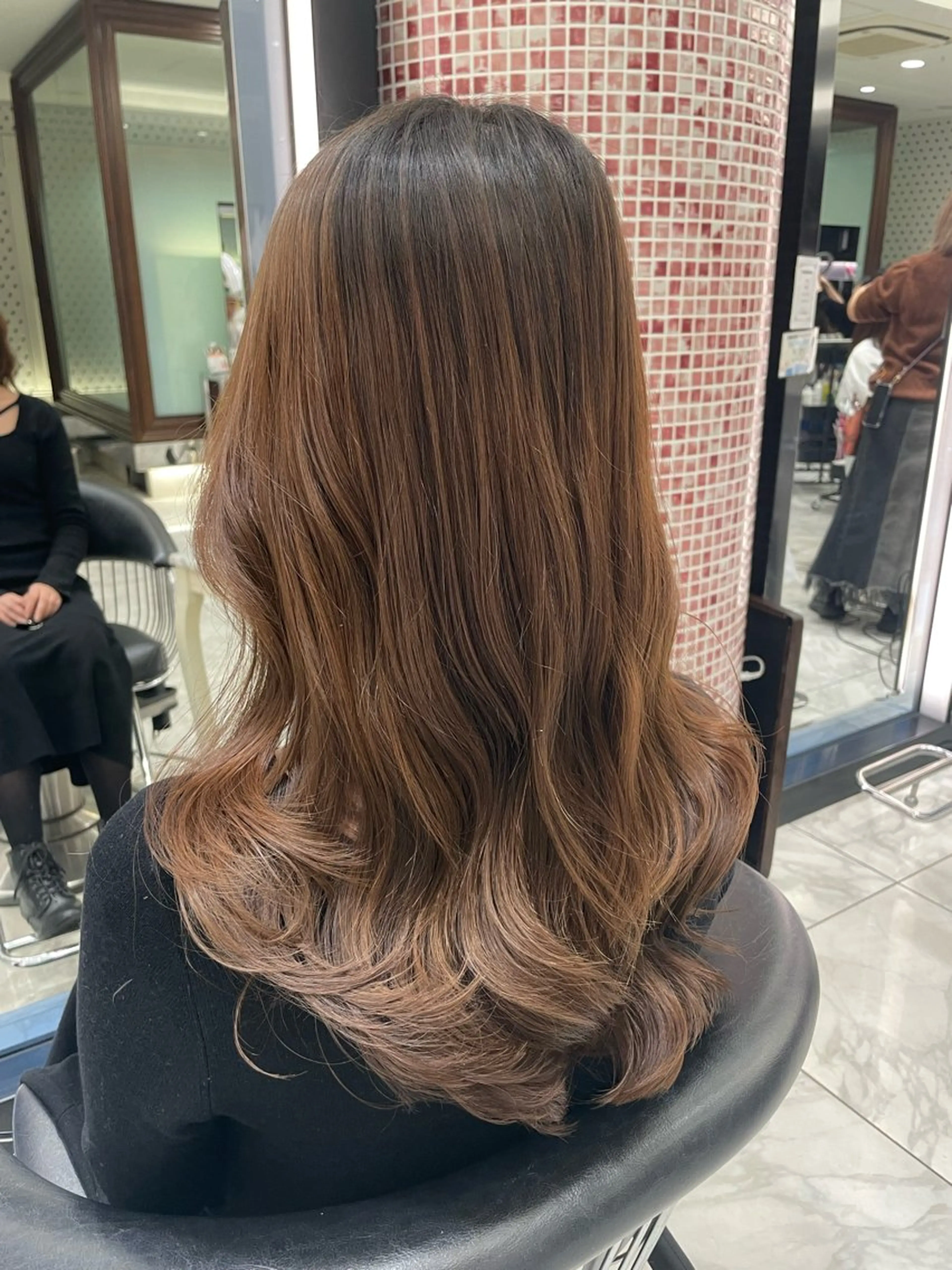 セミロング カラー カット パーマ コテ巻きパーマ 藤野佑成のヘアスタイル