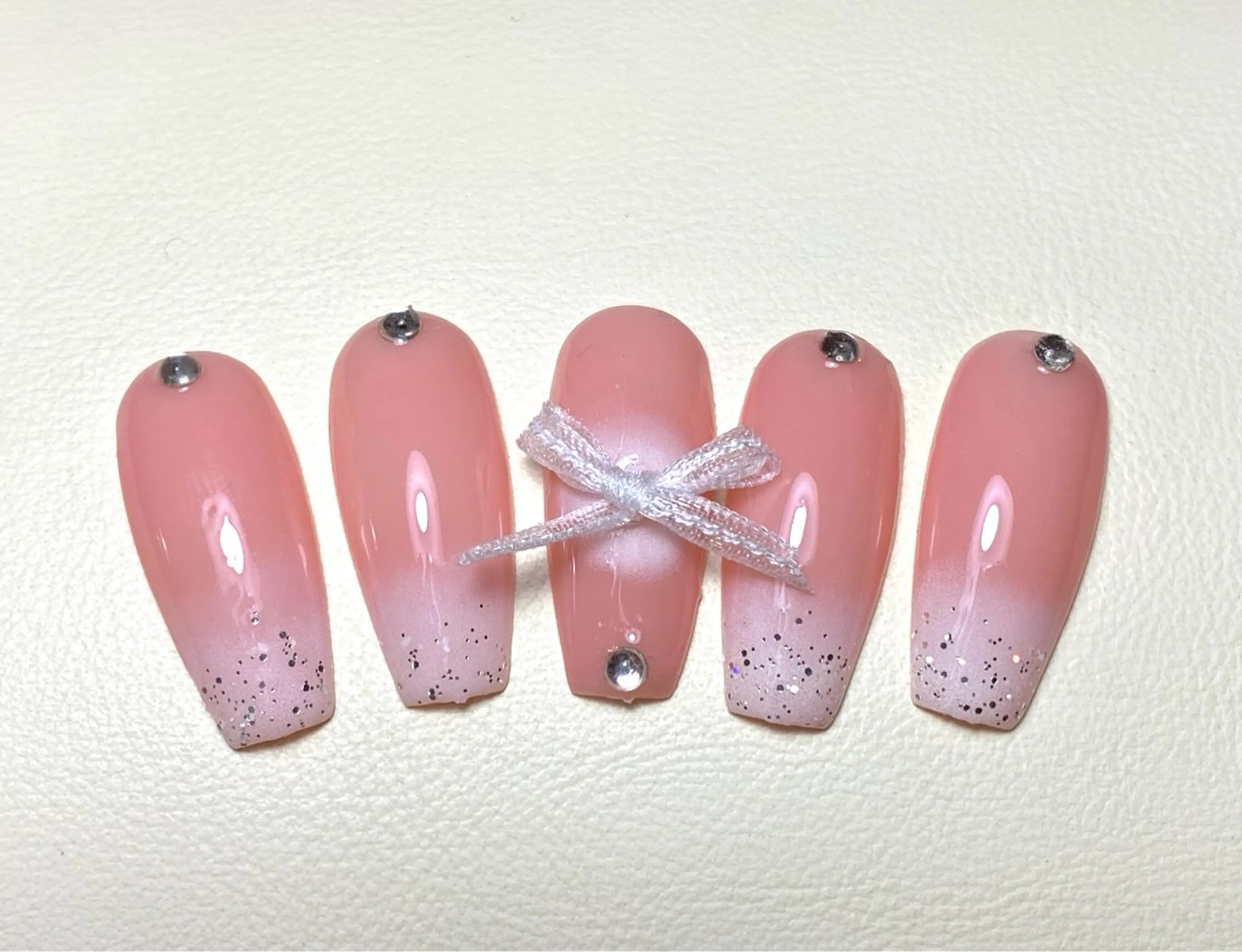 ネイル オーロラネイル ラメ(グリッター) ピンク ホワイト つ きのネイルデザイン