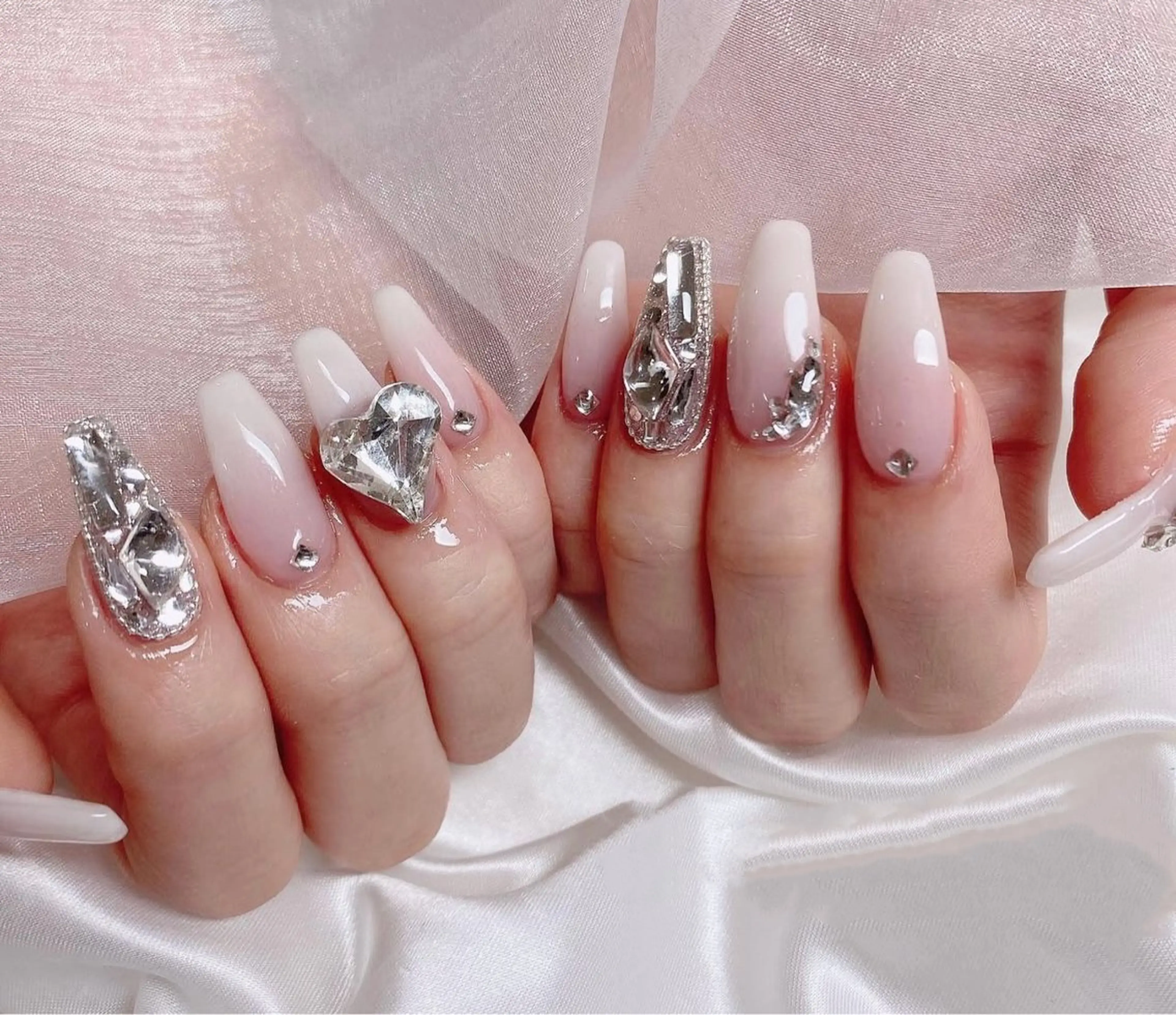 ネイル ボルドー チークネイル フレンチネイル グラデーション ハート ハンドネイル Mimo beau ty   salonのネイルデザイン