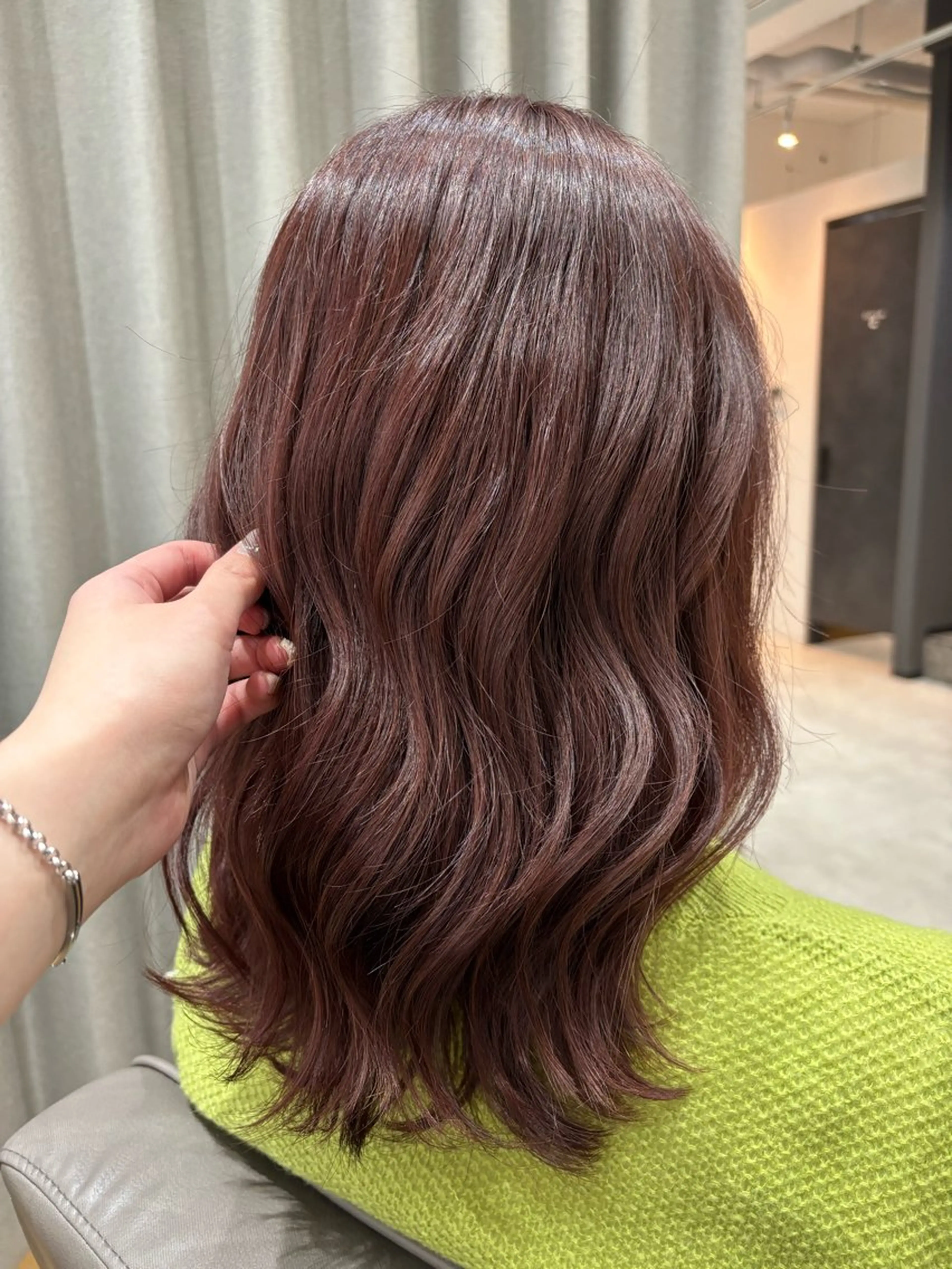 セミロング カラー パーマ ブラウンカラー ピンクカラー ピンクブラウン ヘアカラー トリートメント Atre.所属・🤍美髪縮毛/髪質 改善/池上夏凜🤍のヘアスタイル