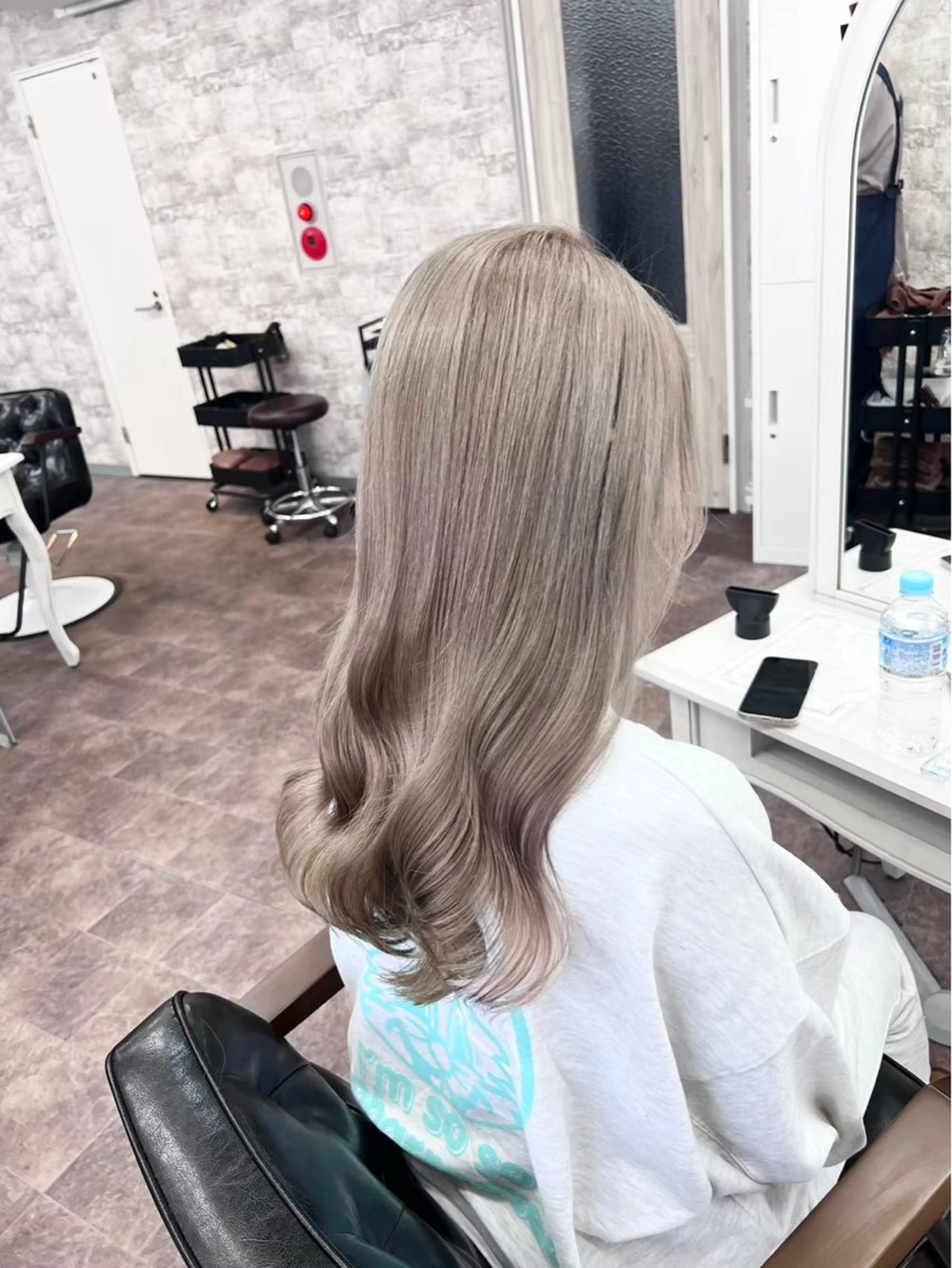 ロング カラー ベージュカラー ブリーチ ケアブリーチ 透明感カラー ミルクティーベージュ ヘアカラー トリートメント ハイトーン/デザイン 新宿👩‍🦳戸羽のヘアスタイル