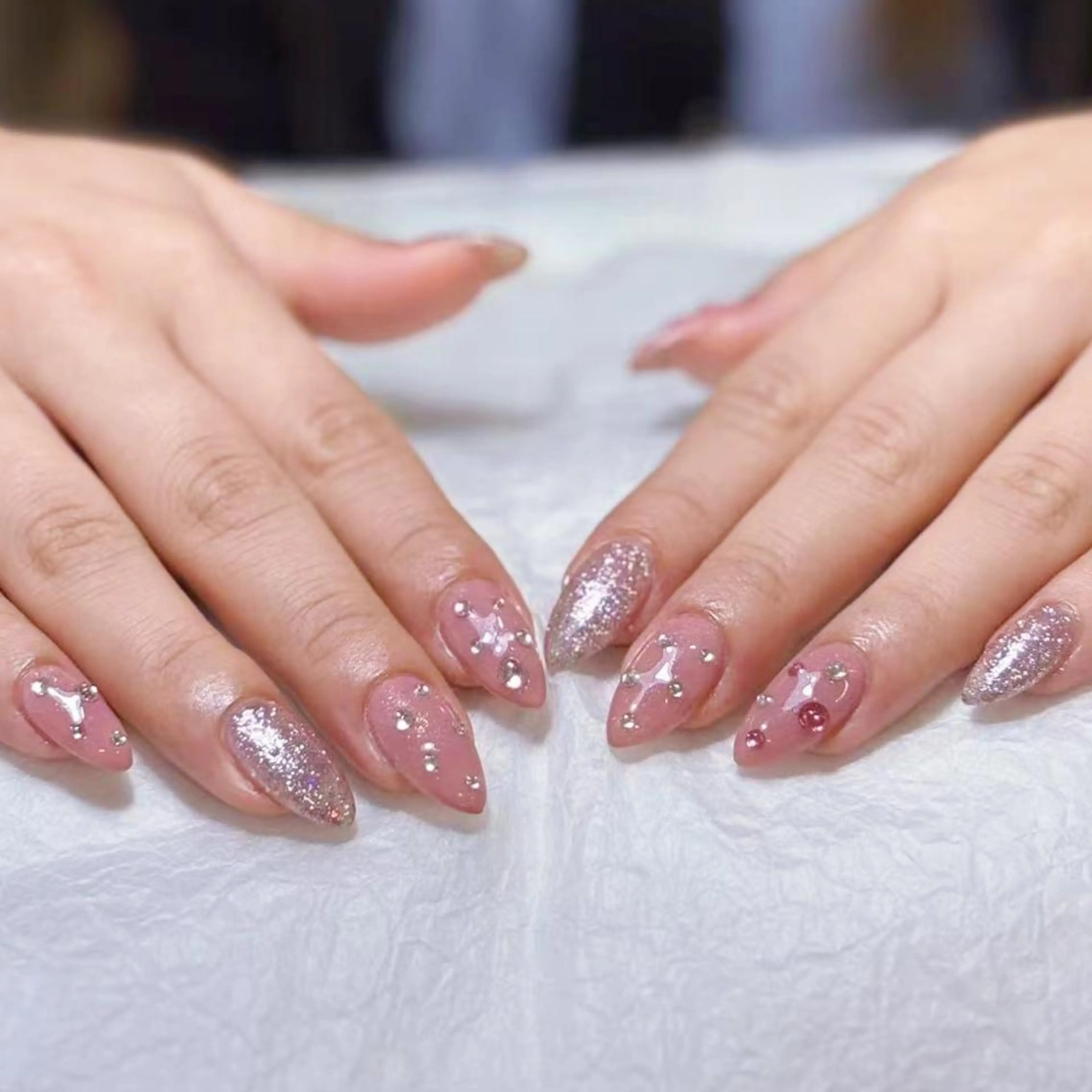 ネイル アートネイル オーロラネイル ガーリー キラキラネイル 韓国ネイル ハンドネイル YOYO 💅のネイルデザイン