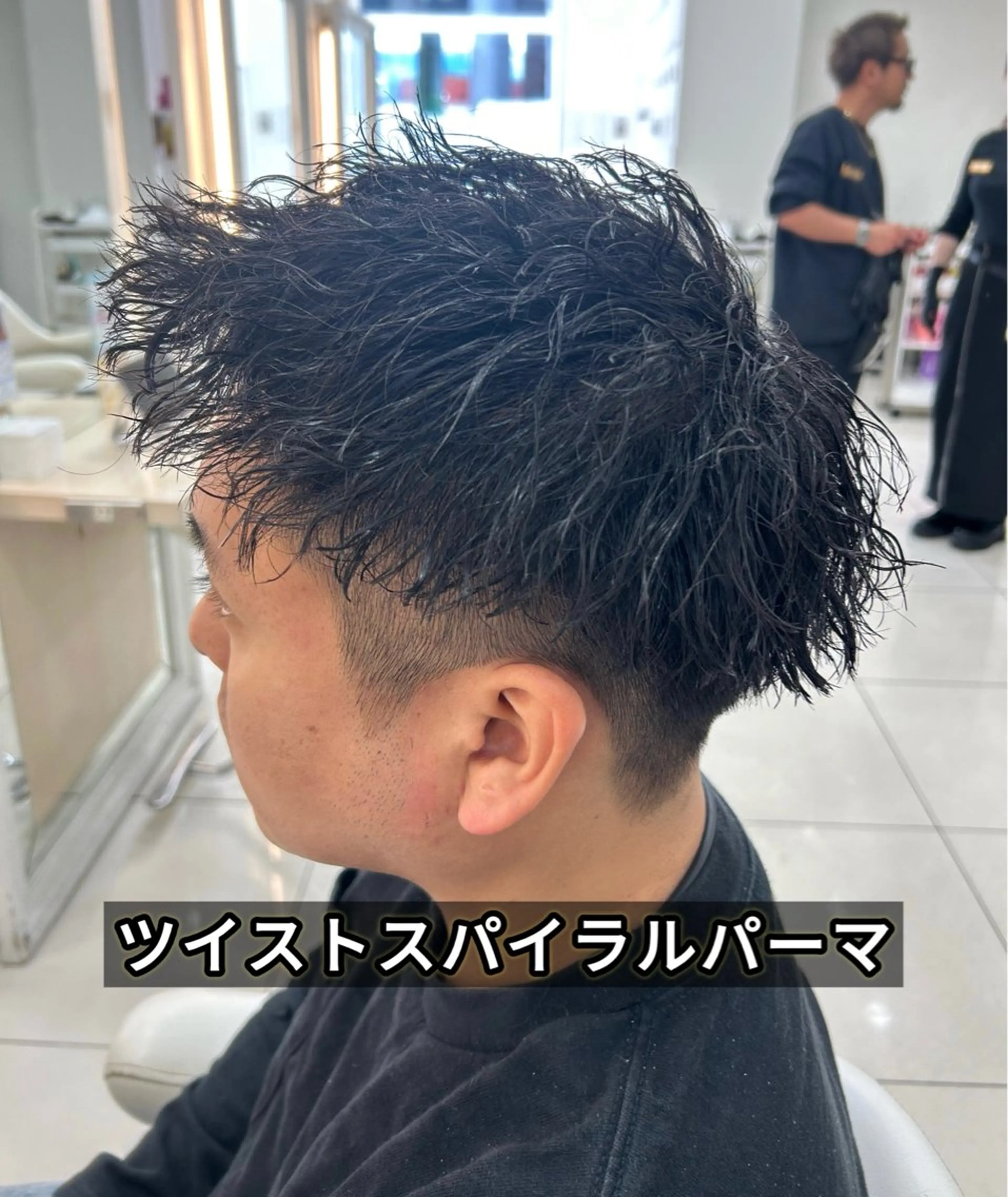 ショート パーマ メンズ センターパート フェードカット フェザーパーマ カルマパーマ マッシュ カット パーマ トリートメント 髪質改善/艶カラー/ メンズパーマ/鈴木のヘアスタイル