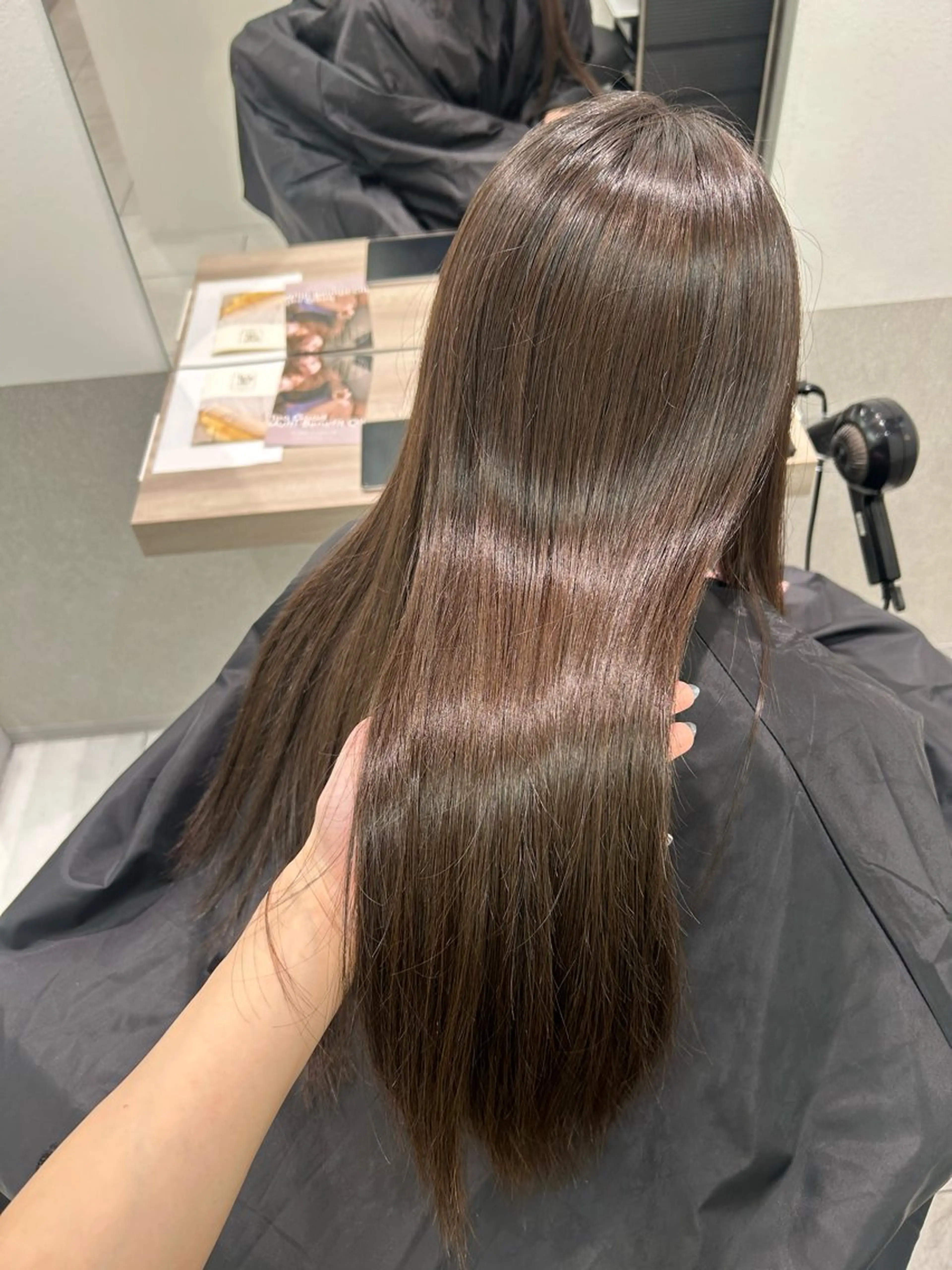 ロング カラー 縮毛矯正 オリーブ/アッシュ やわらか透明感カラーのヘアスタイル